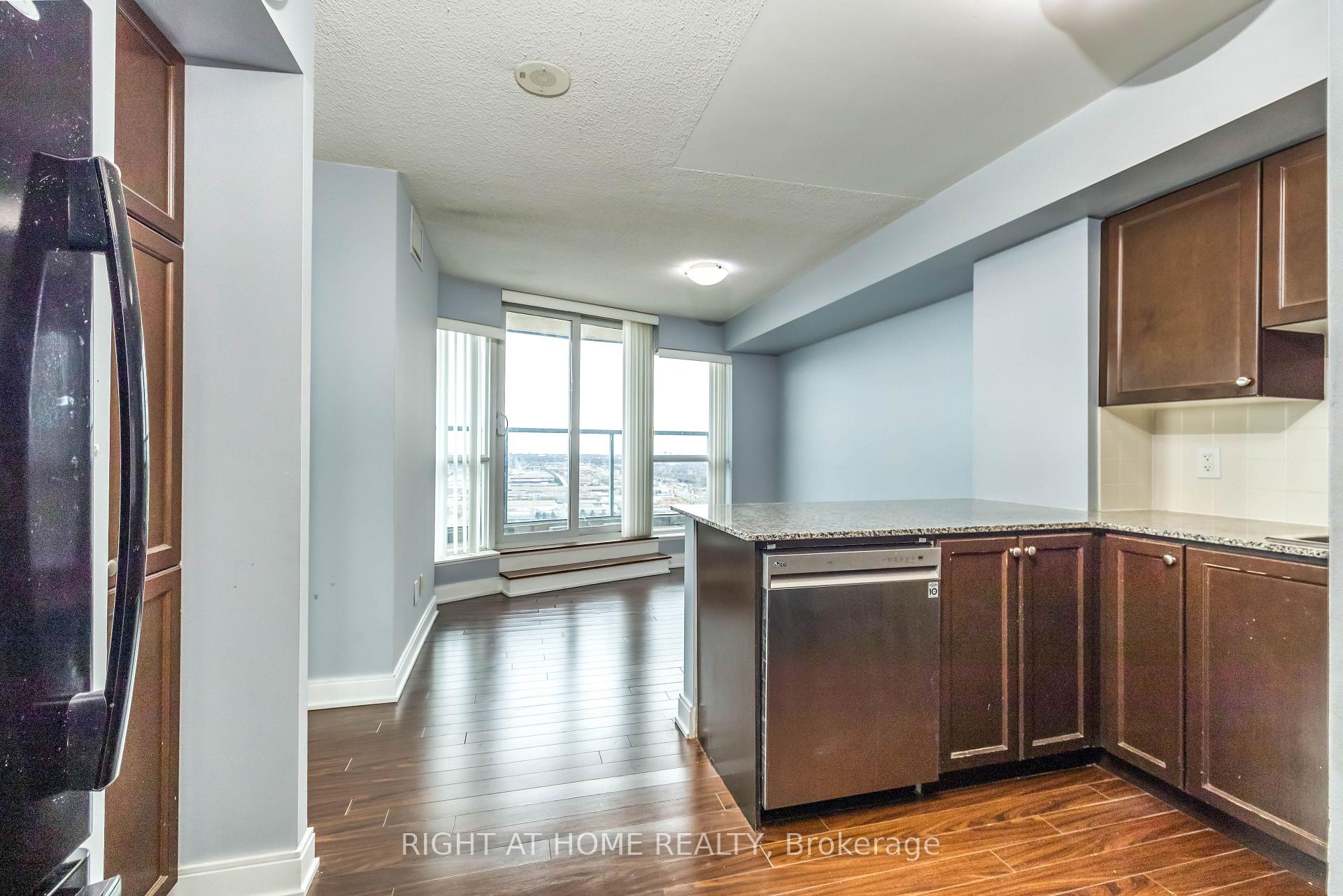 3 Bedrooms Condo at 125 Village Green,  Toronto For sale