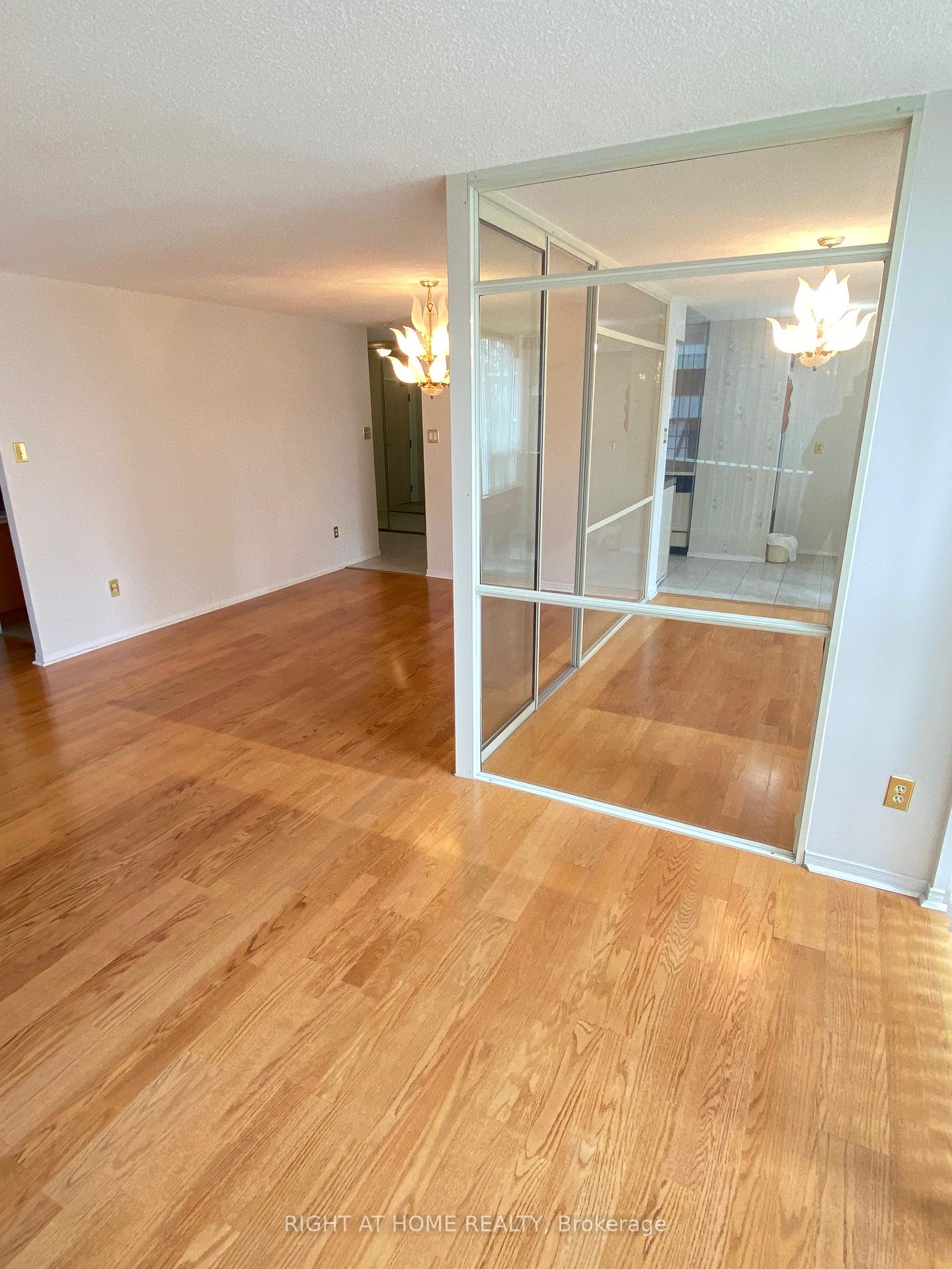 3 Bedrooms Condo at 330 Rathburn, Mississauga For sale