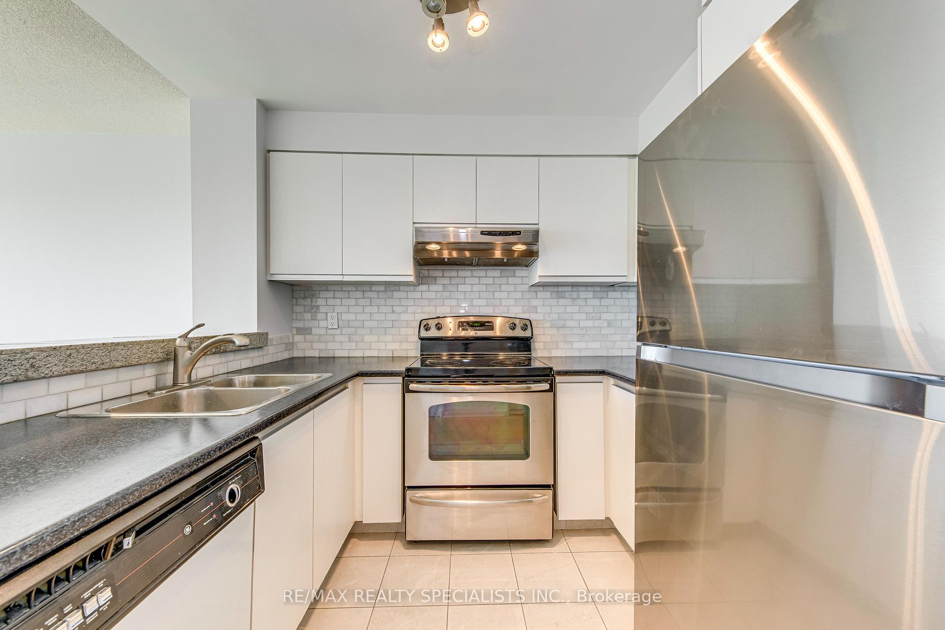 2 Bedrooms Condo at 2177 Burnhamthorpe, Mississauga For sale