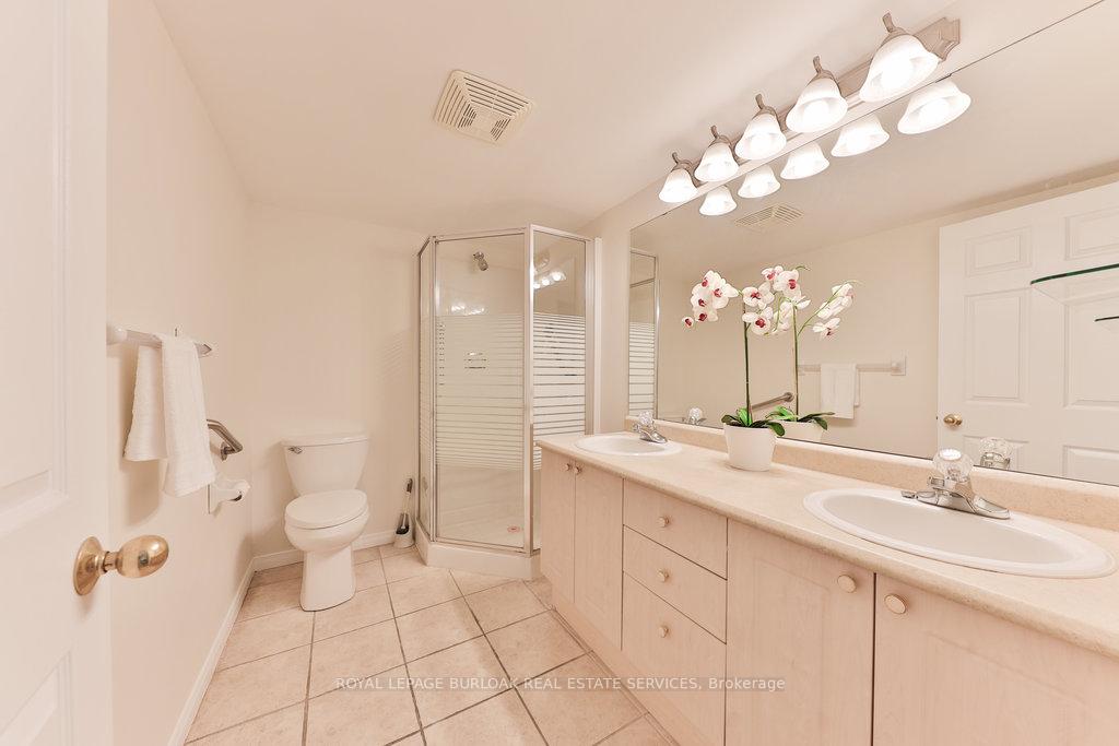 2 Bedrooms Condo at 216E Plains, Burlington For sale
