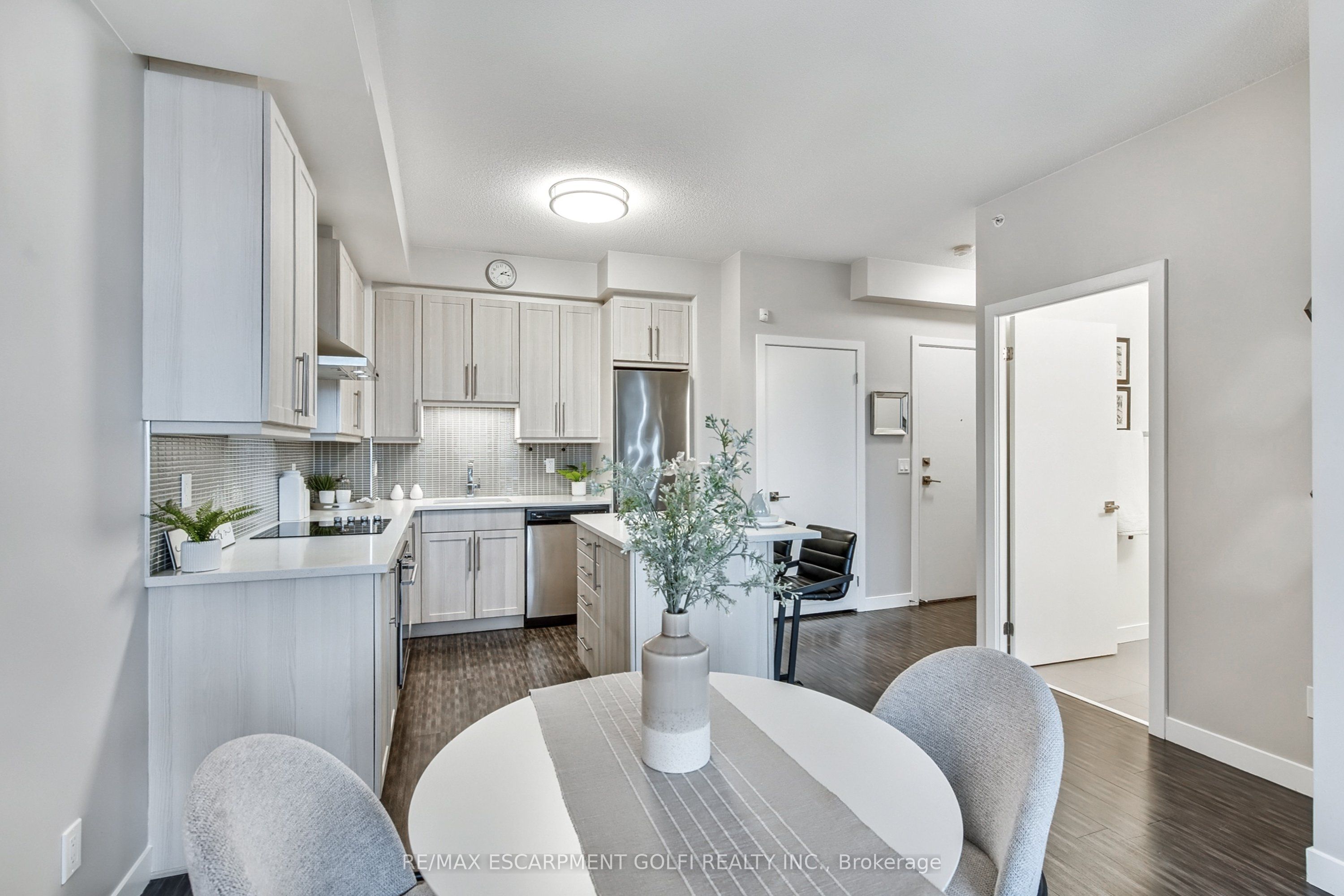 2093 Fairview Street, #408