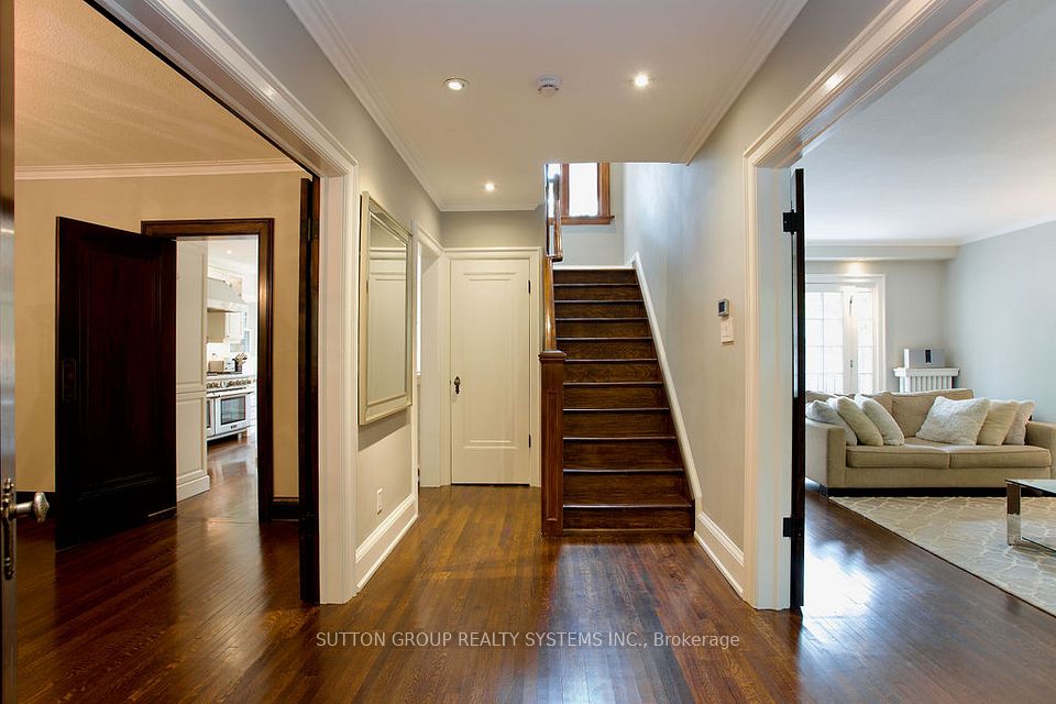 5 Mossom Place, Toronto, ON M6S 1G4