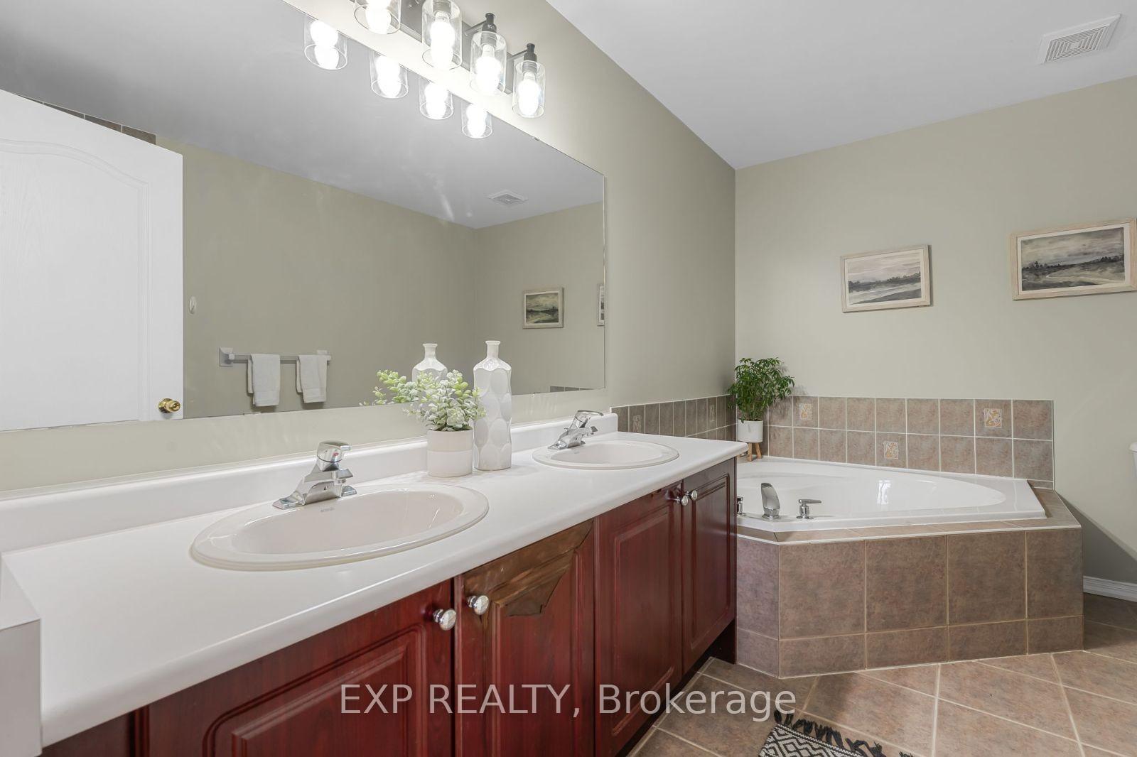 3 Bedrooms Condo at 1489 Heritage, Oakville For sale