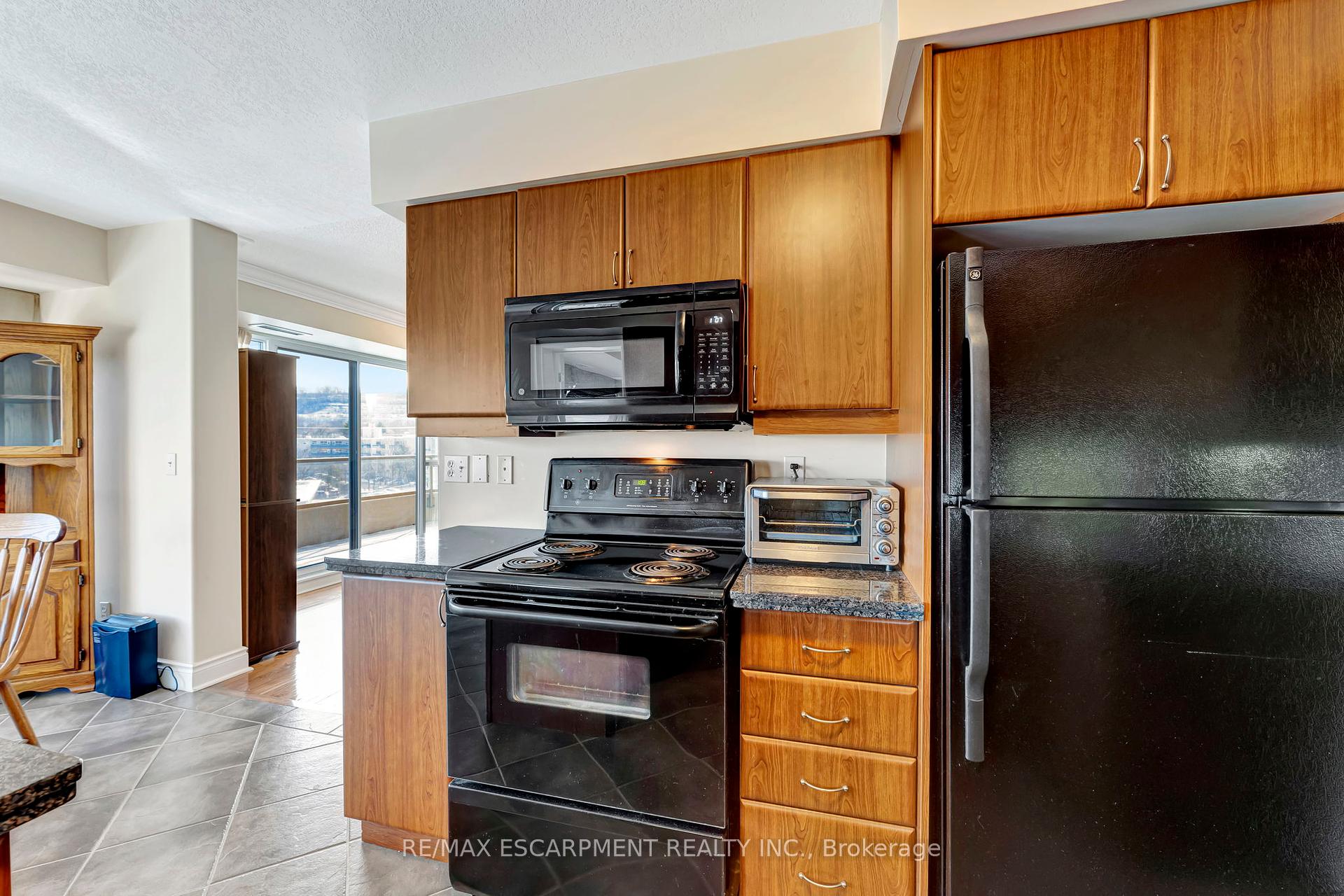 2 Bedrooms Condo at 1770 Main,  Hamilton For sale