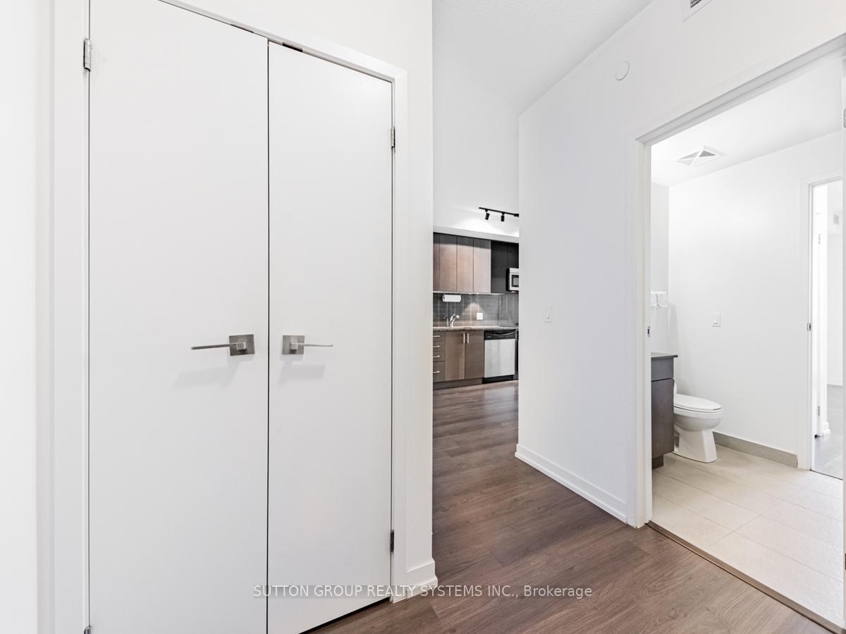 2 Bedrooms Condo at 98 Lillian, Toronto For sale