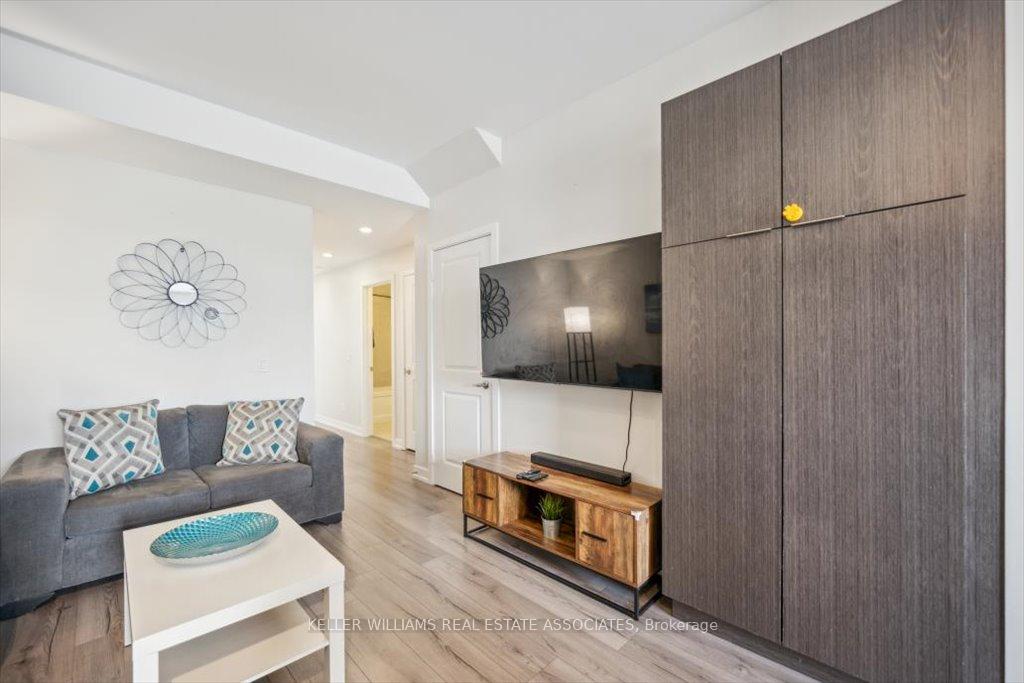 2 Bedrooms Condo at 3058 Sixth,  Oakville For sale