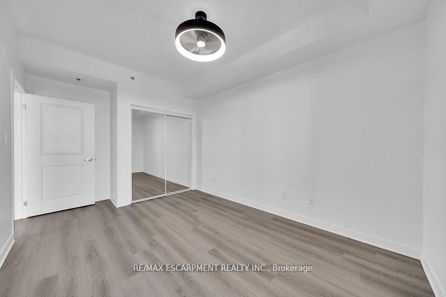 2 Bedrooms Condo at 5317 Upper Middle, Burlington For sale