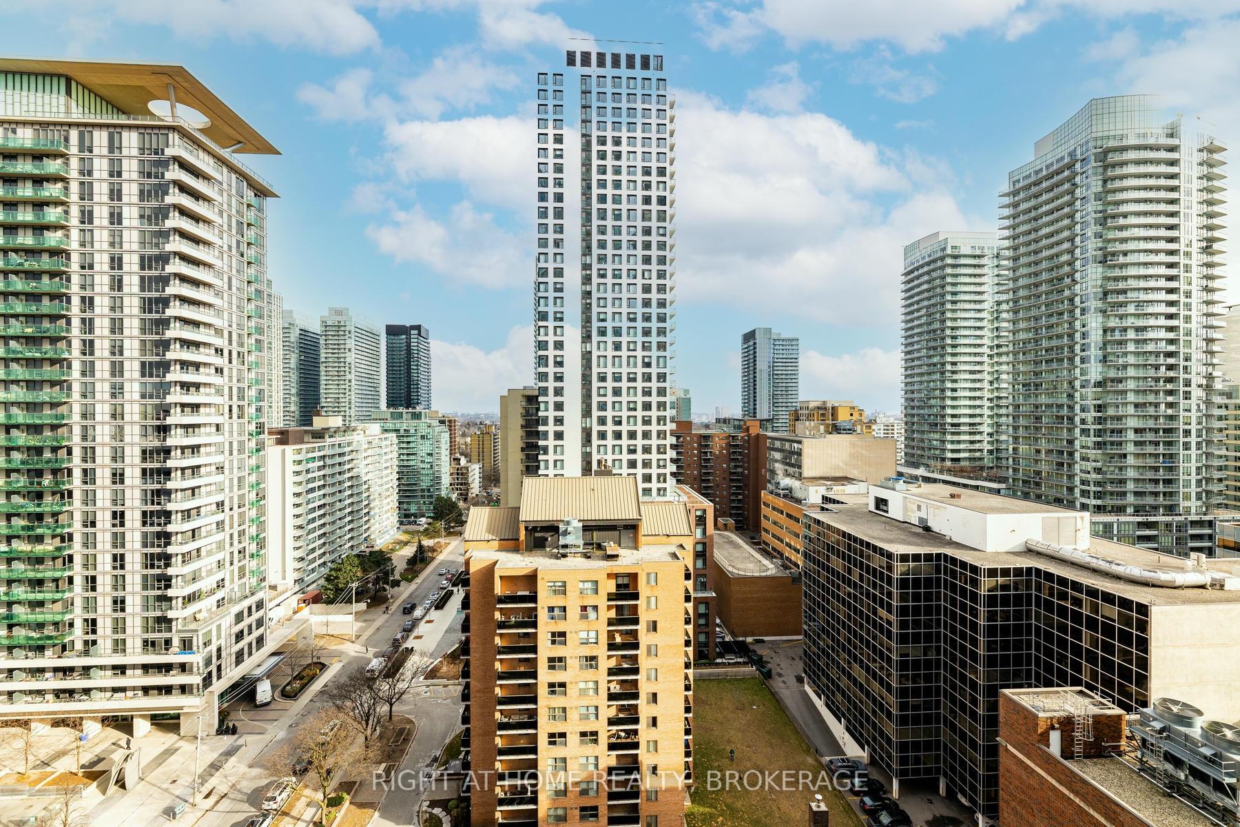 2 Bedrooms Condo at 39 Roehampton, Toronto For sale