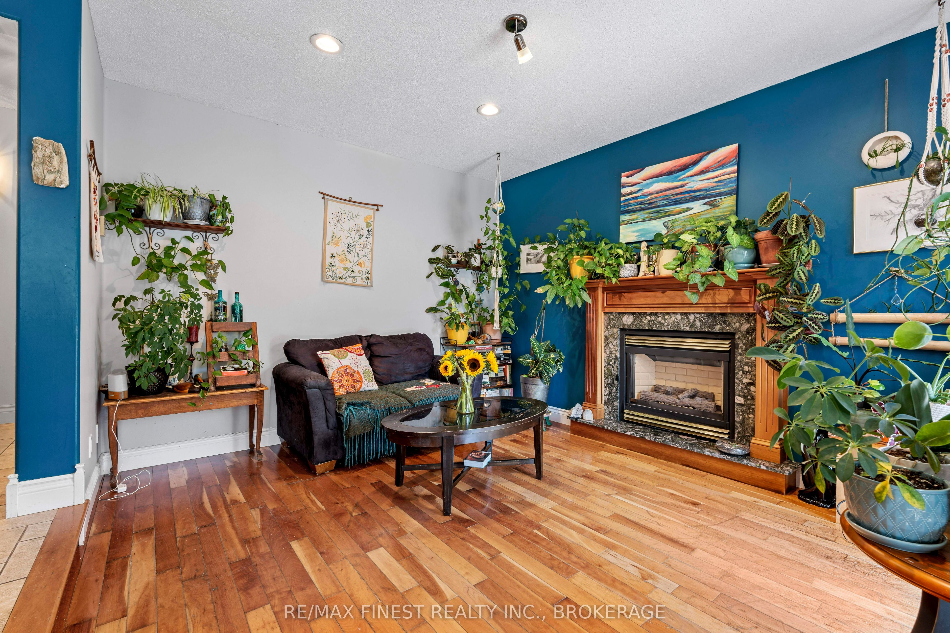 688 PARKSIDE Crescent