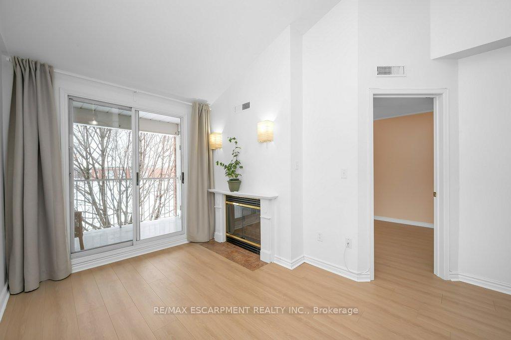 3 Bedrooms Condo at 101 Bristol, Mississauga For sale
