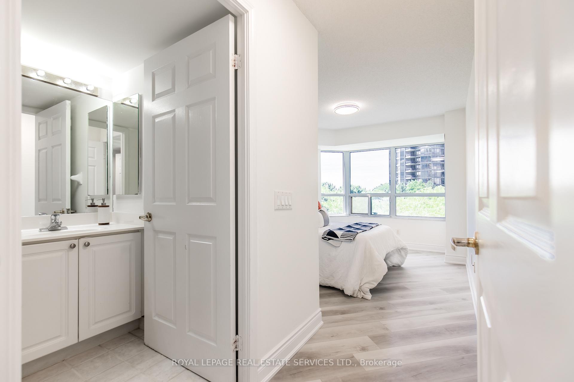 3 Bedrooms Condo at 25 Kingsbridge Garden, Mississauga For sale