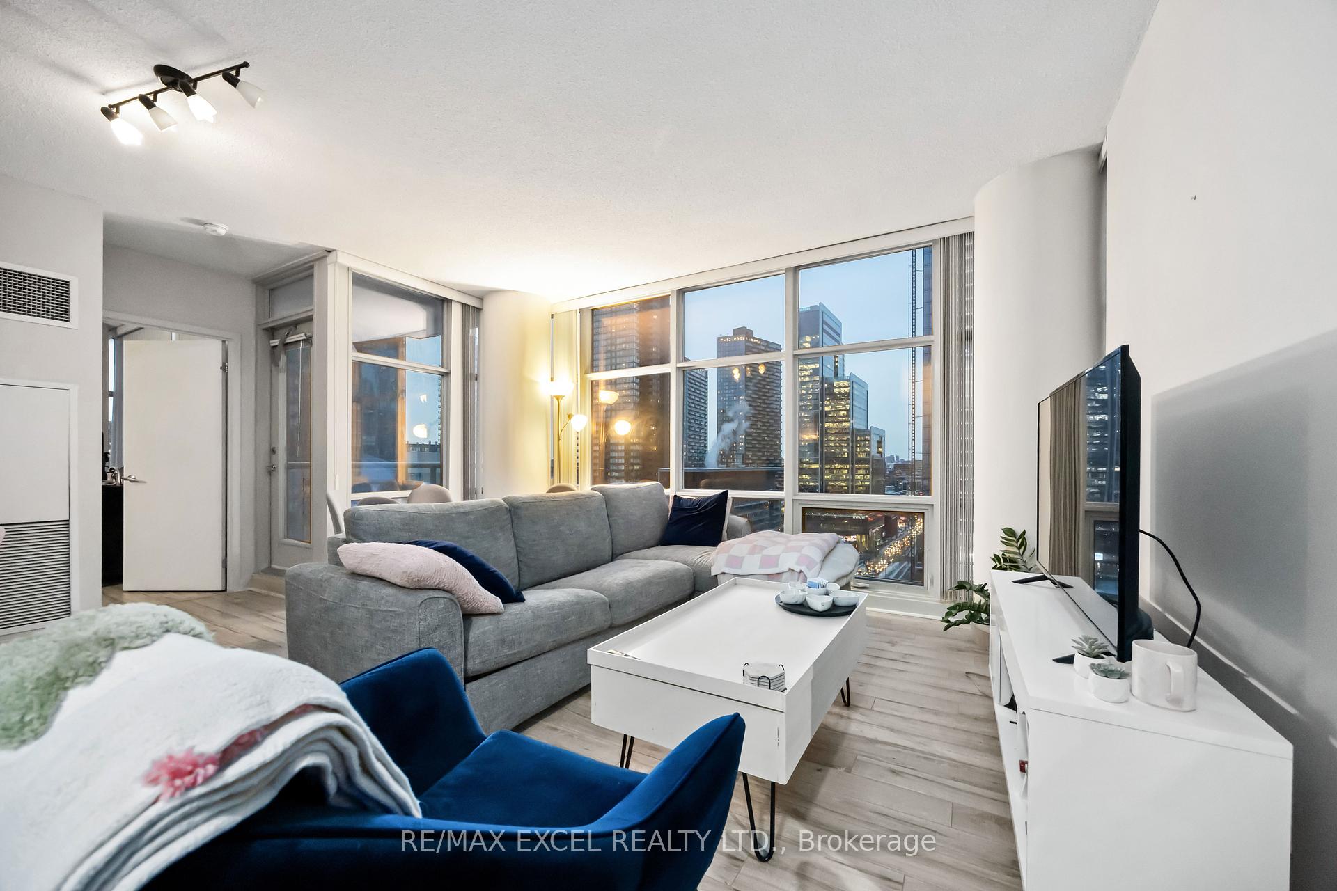 2 Bedrooms Condo at 35 Mariner, Toronto For sale