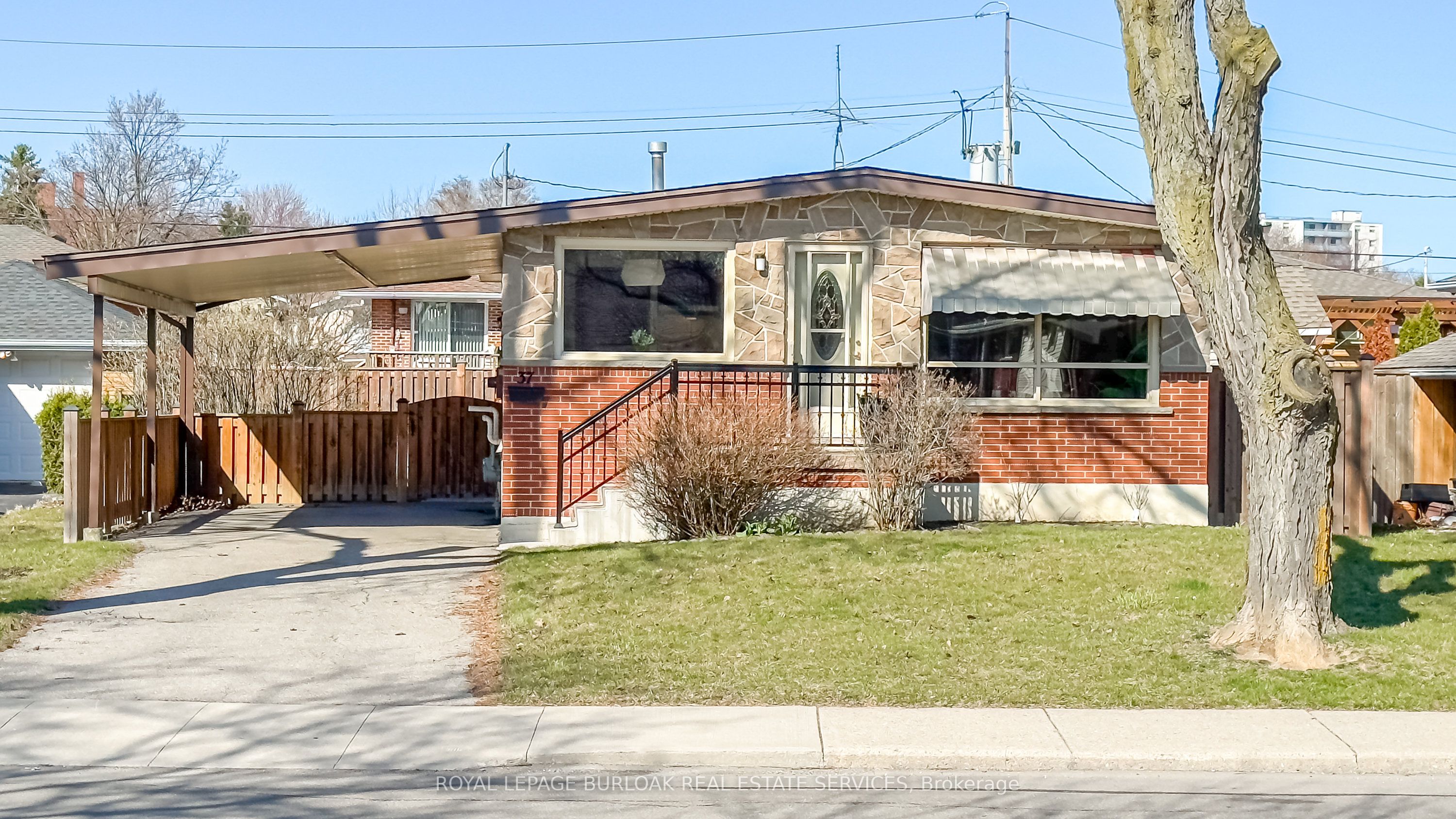 37 Bobolink Road, Hamilton, ON L9A 2P3