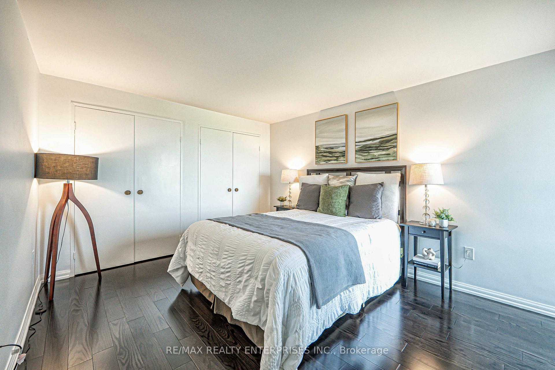 3 Bedrooms Condo at 1400 Dixie, Mississauga For sale