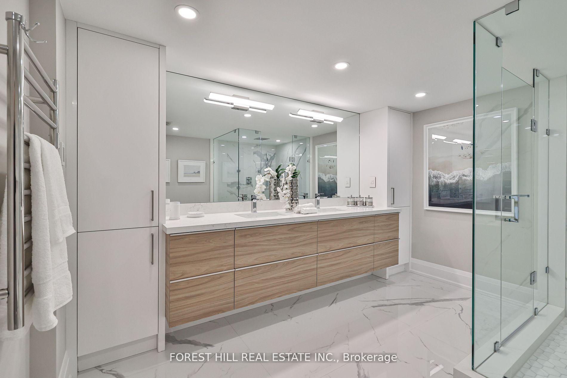 3 Bedrooms Condo at 33 University, Toronto For sale