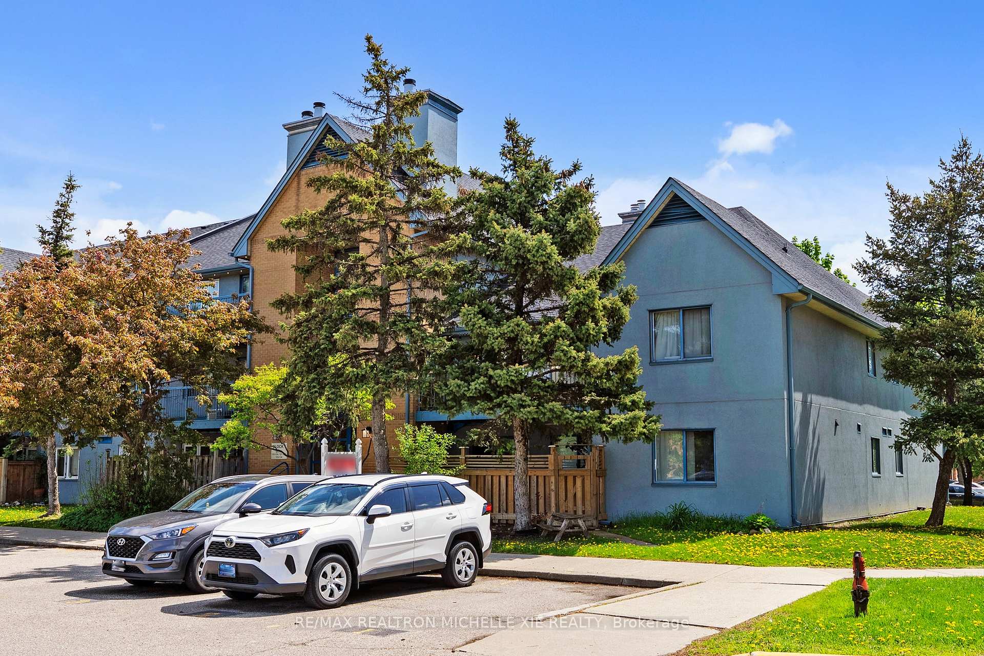 2 Bedrooms Condo at 65 Trailwood, Mississauga For sale