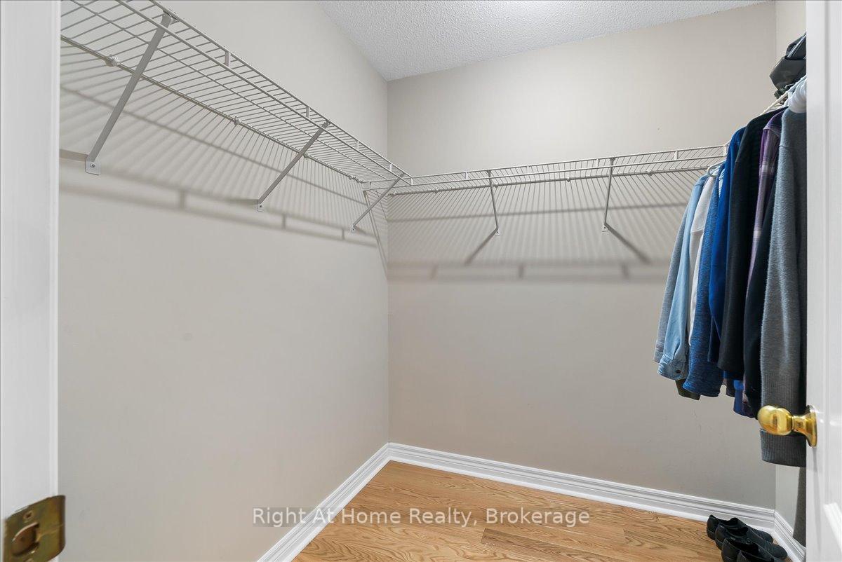 2 Bedrooms Condo at 2250 Rockingham, Oakville For sale