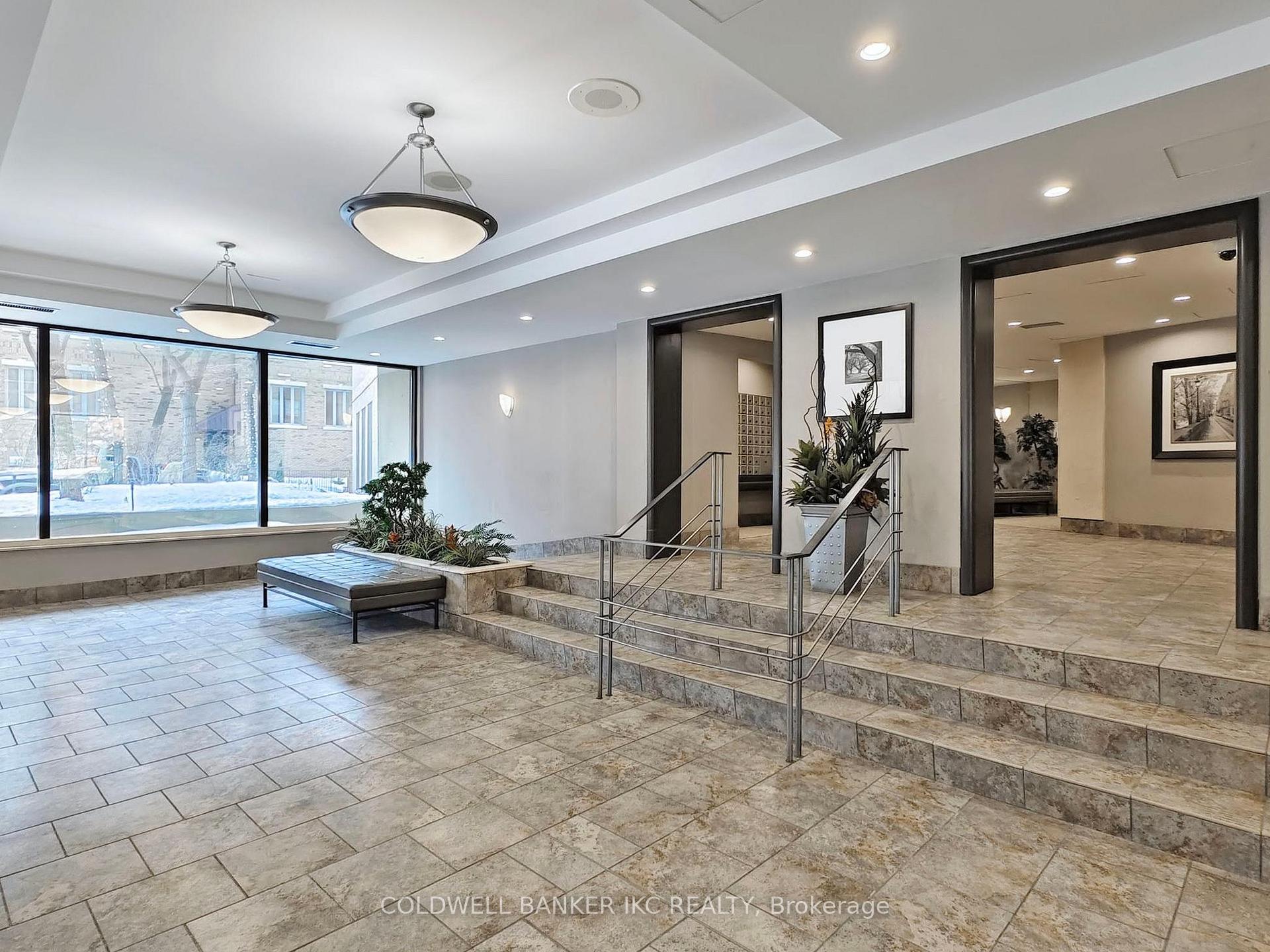 3 Bedrooms Condo at 4235 Sherwoodtowne, Mississauga For sale