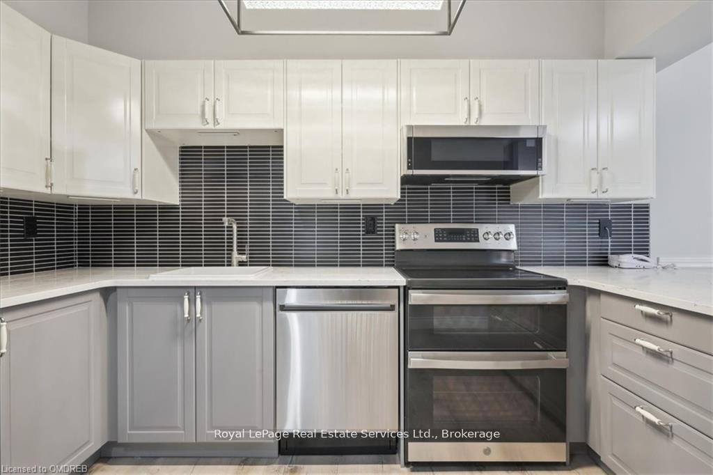 2 Bedrooms Condo at 162 REYNOLDS,  Oakville For sale
