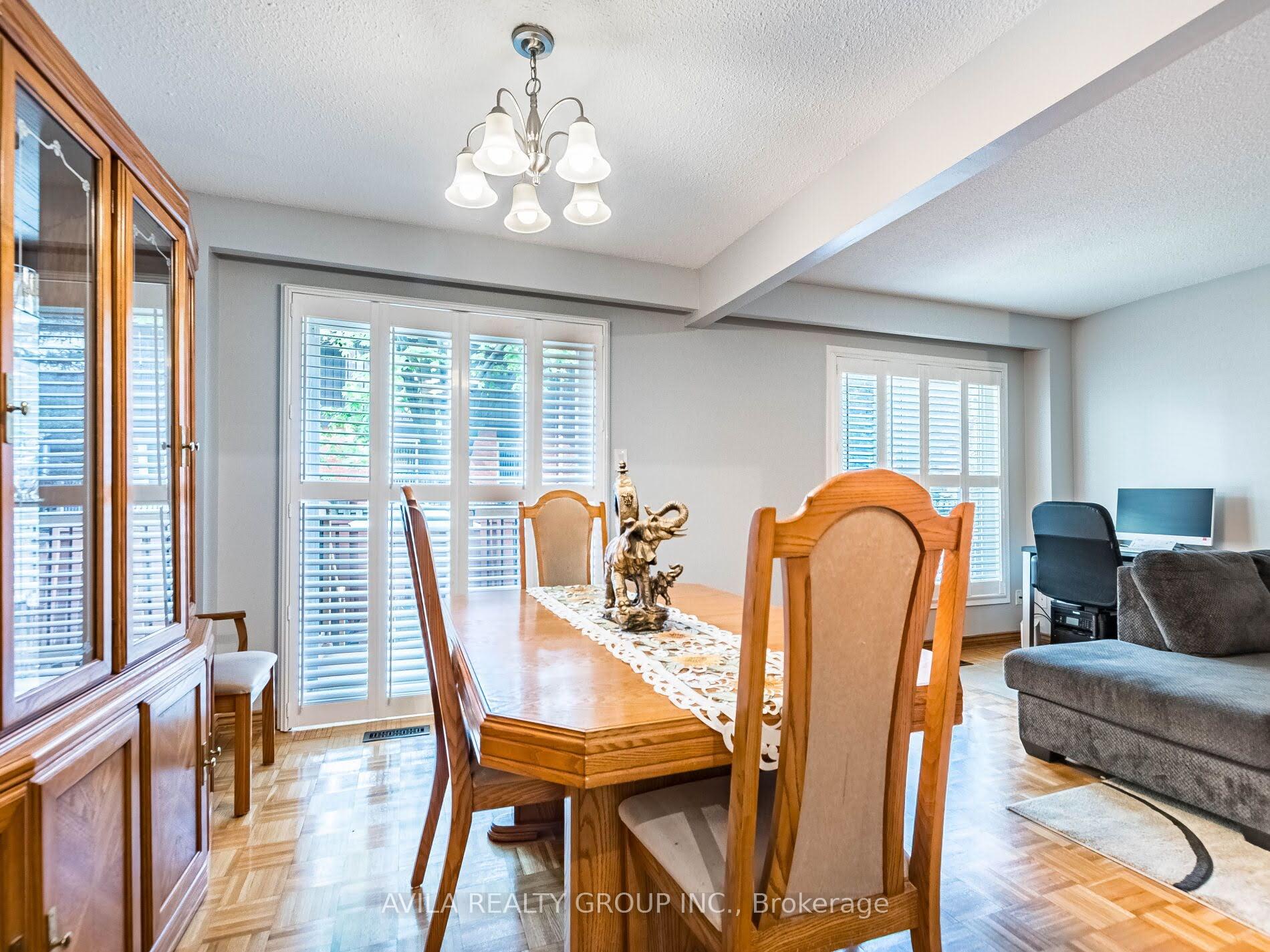 4 Bedrooms Condo at 750 Burnhamthorpe, Mississauga For sale