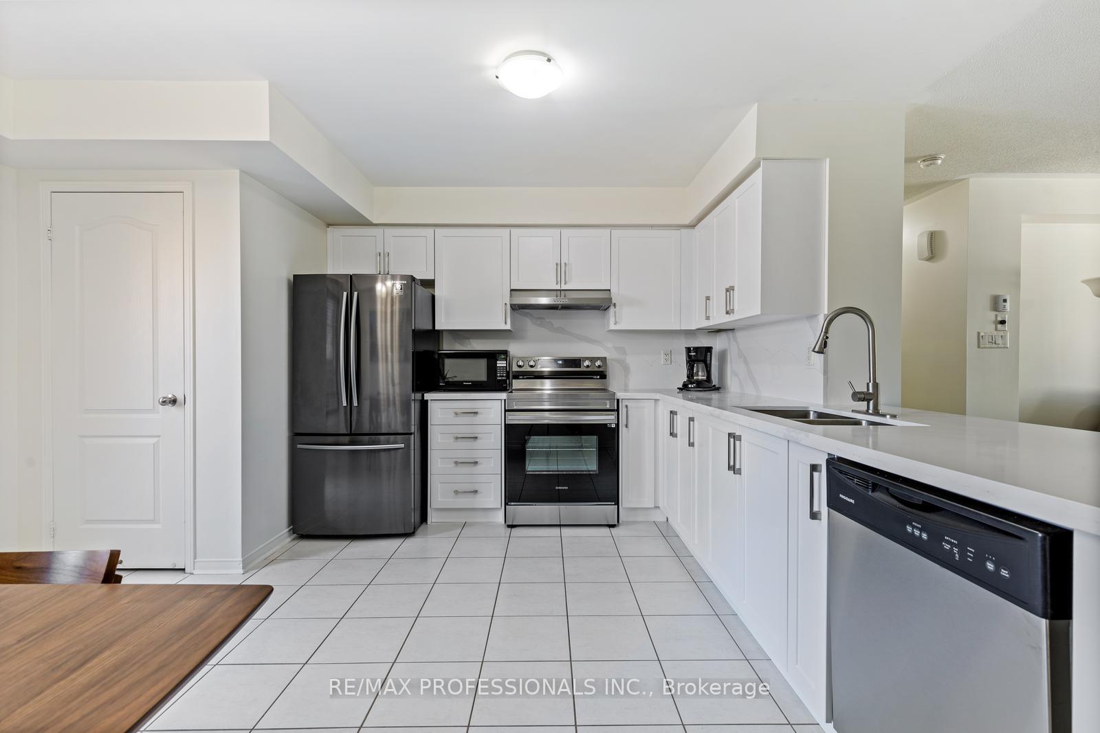 2 Bedrooms Condo at 3070 Thomas, Mississauga For sale