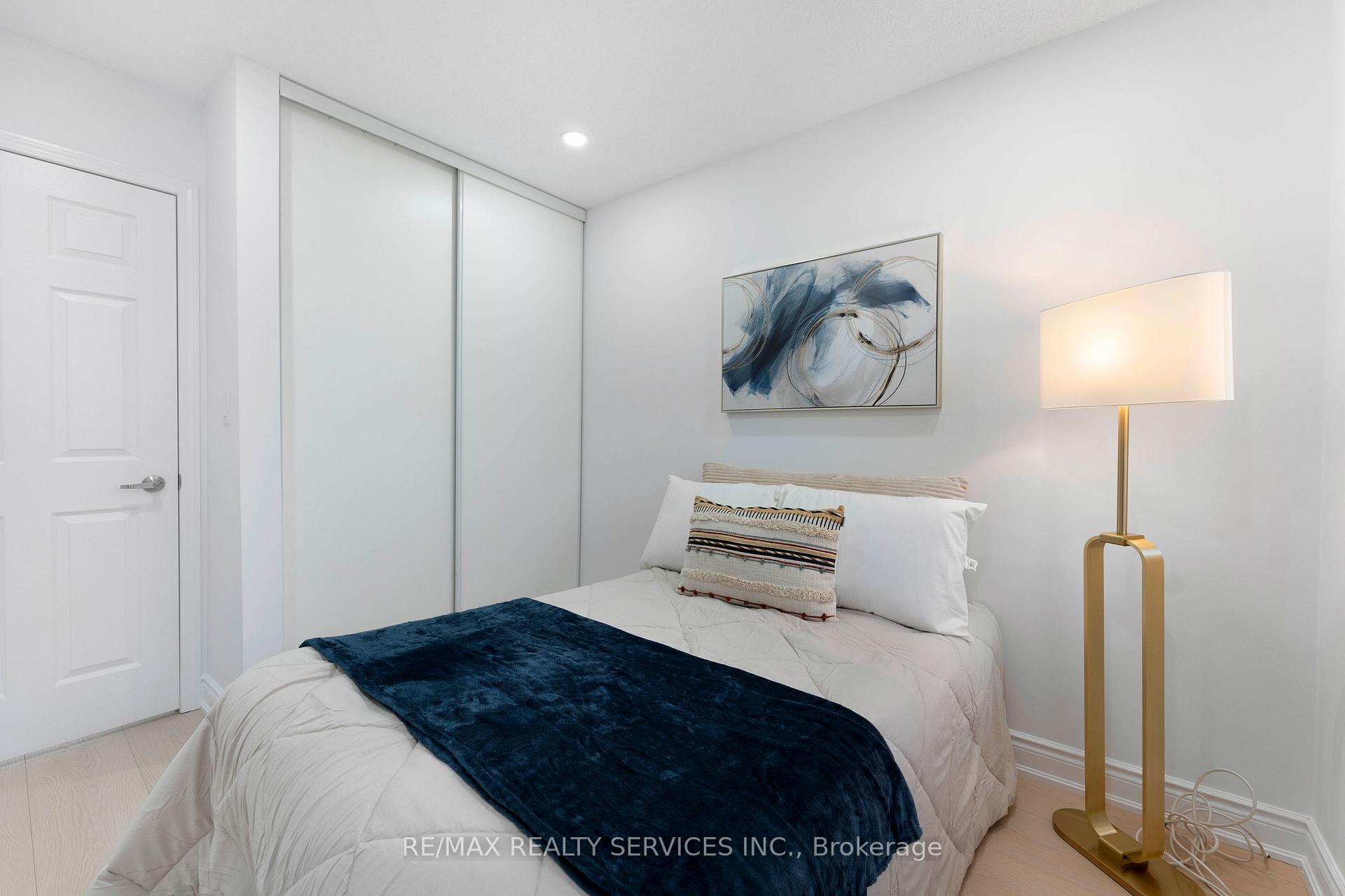4 Bedrooms Condo at 80 Acorn, Mississauga For sale