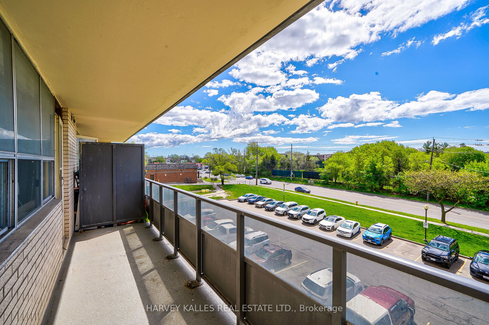 2000 Sheppard Avenue W 411