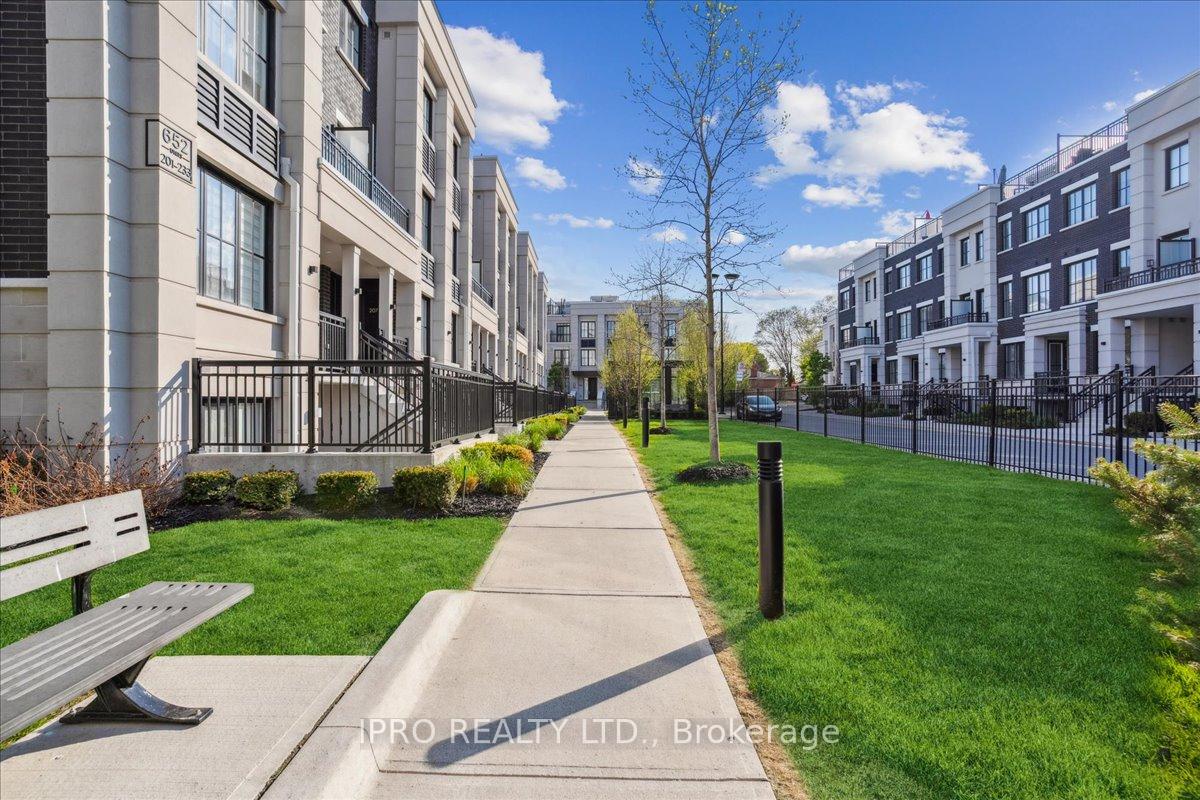 2 Bedrooms Condo at 652 Cricklewood, Mississauga For sale