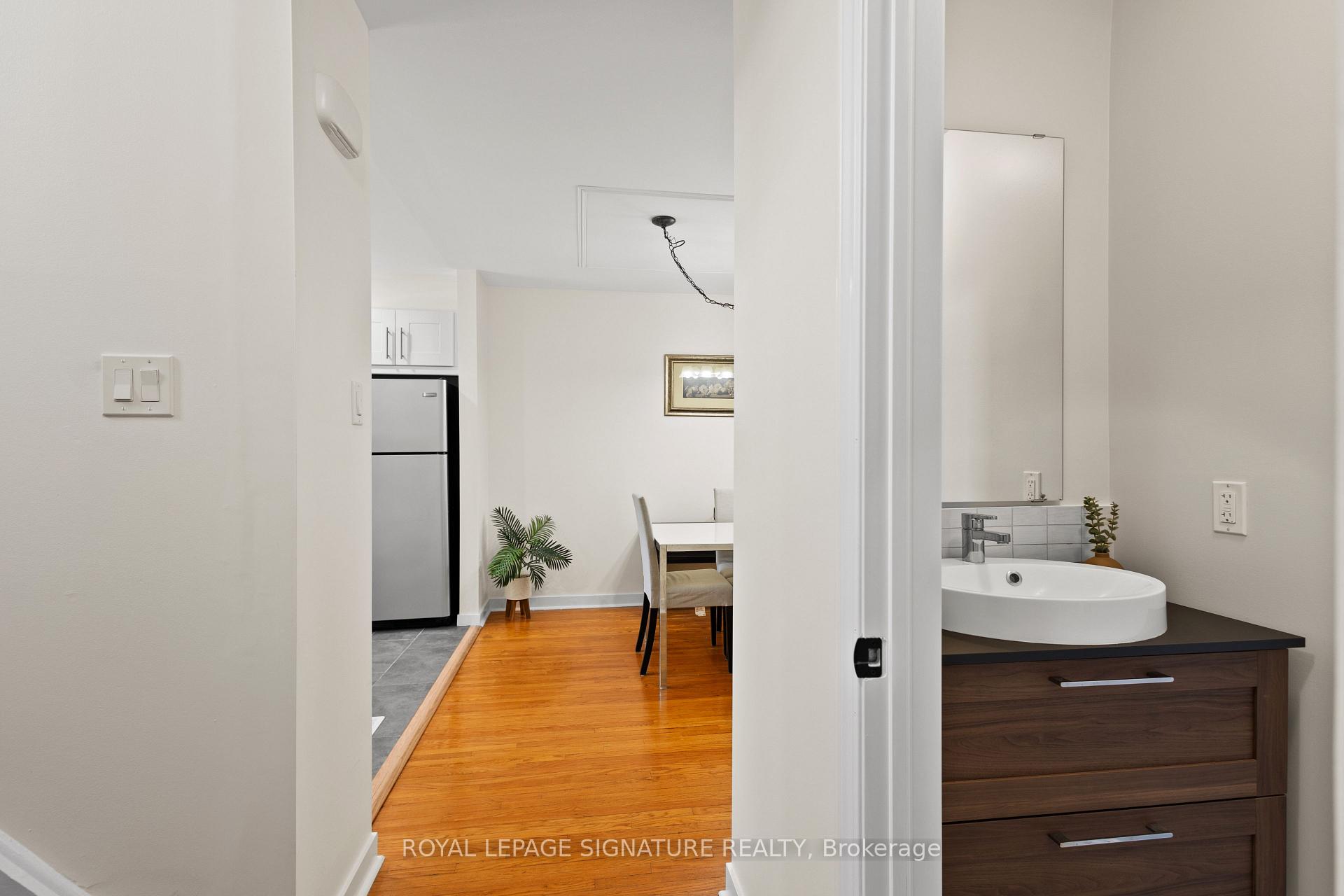 3 Bedrooms Condo at 611 Francis, Burlington For sale