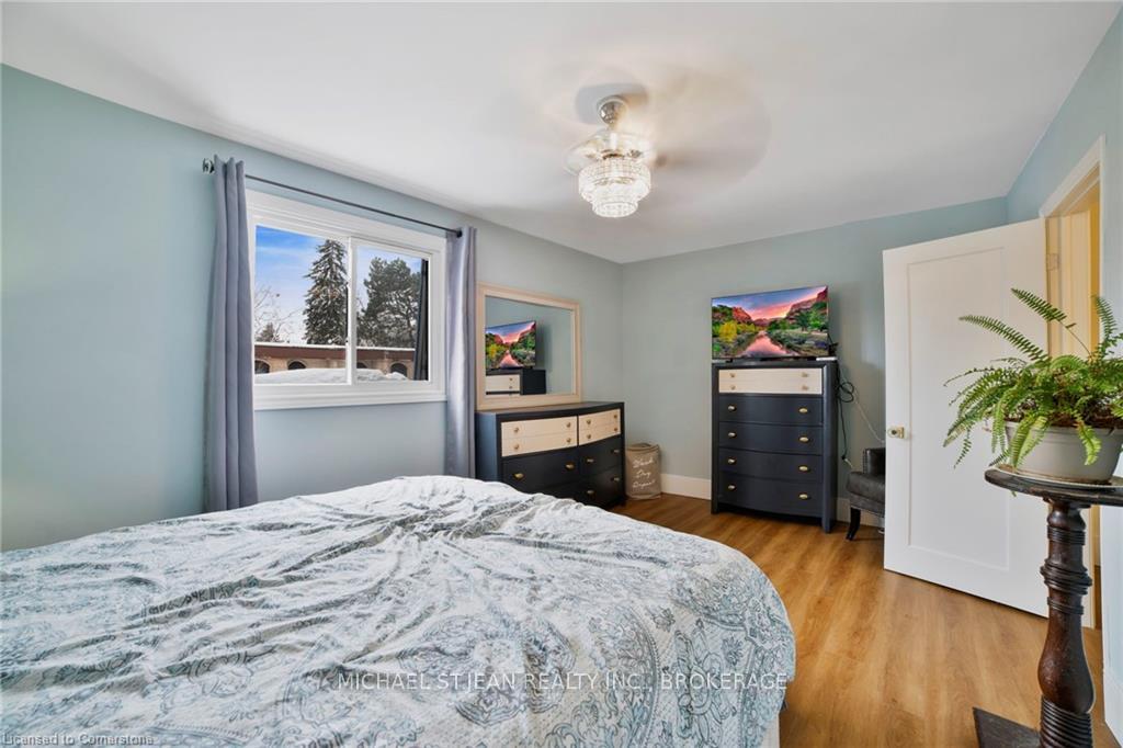 2 Bedrooms Condo at 621 Francis, Burlington For sale