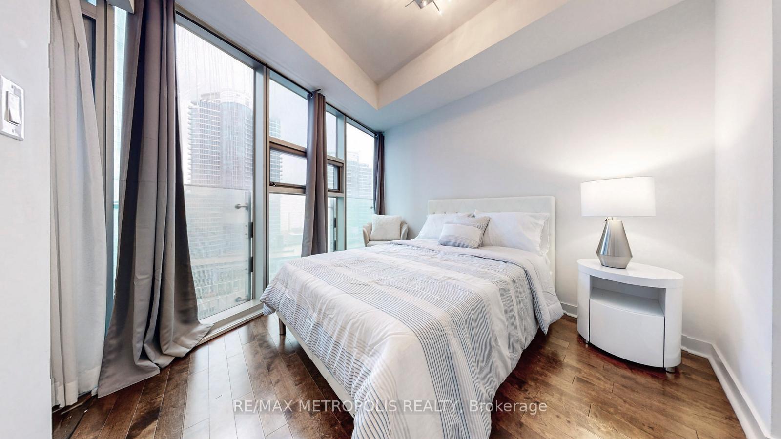 2 Bedrooms Condo at 12 York,  Toronto For sale