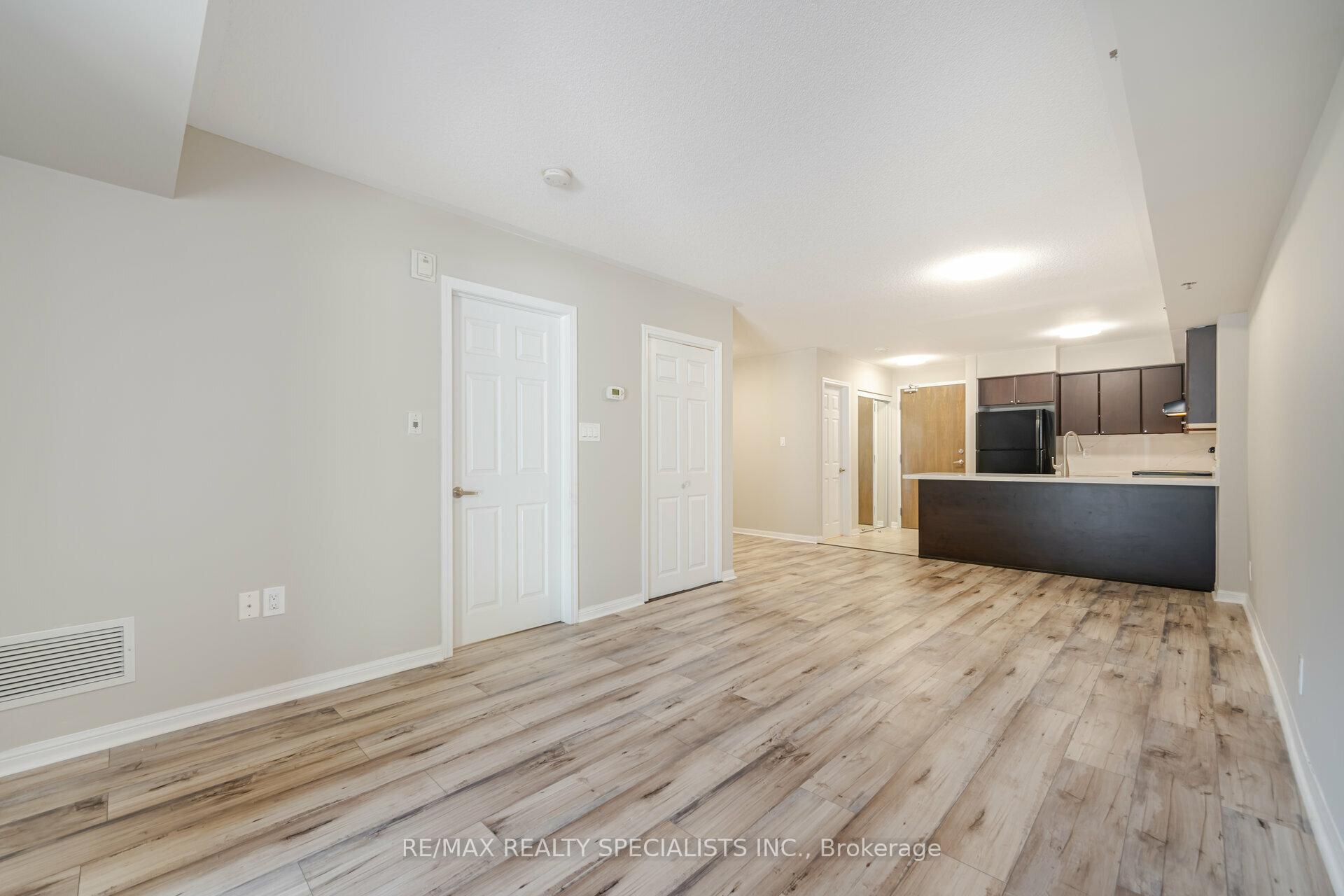 2 Bedrooms Condo at 3070 Rotary, Burlington For sale