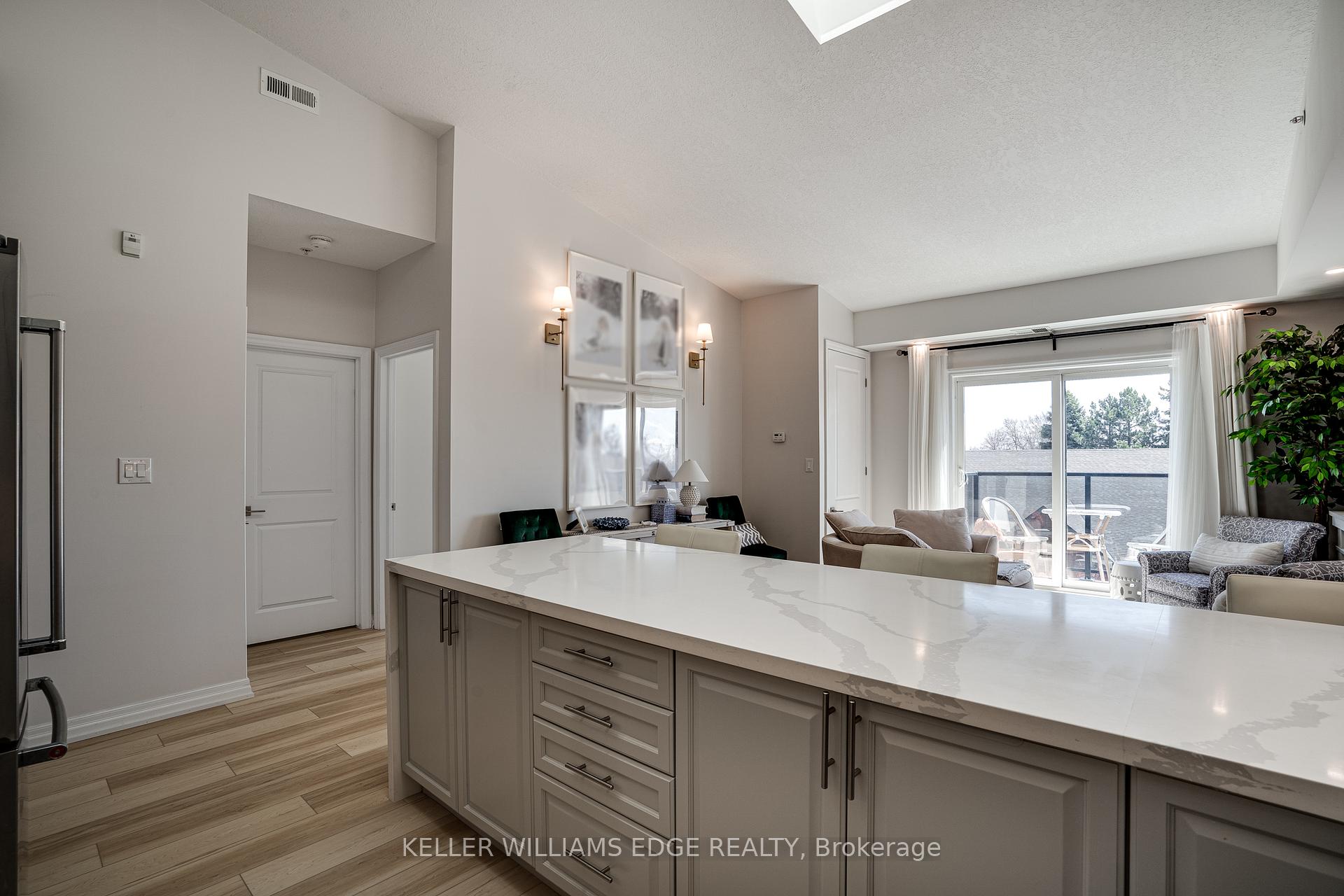 2 Bedrooms Condo at 170 Rockhaven,  Hamilton For sale