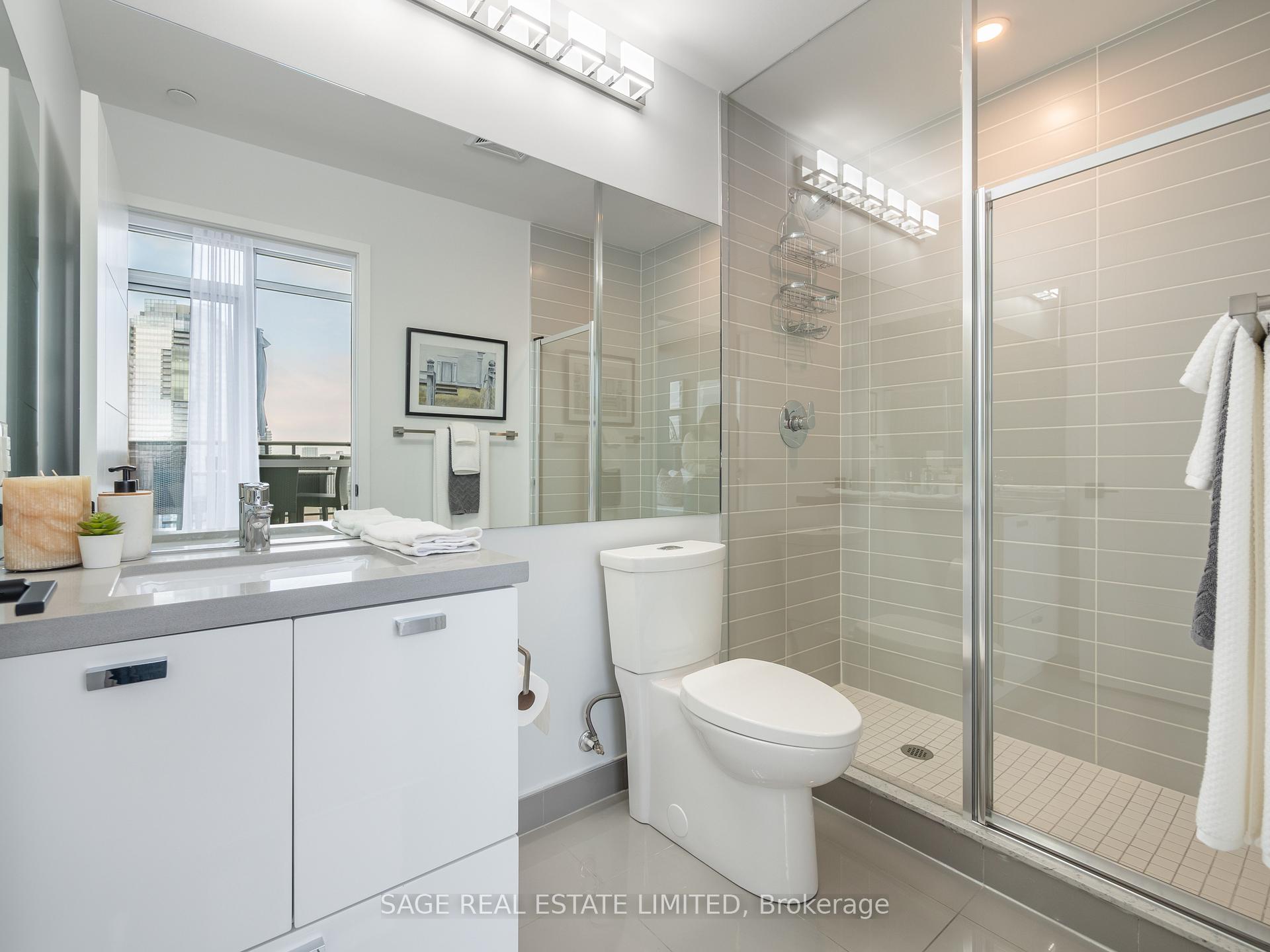2 Bedrooms Condo at 290 Adelaide, Toronto For sale
