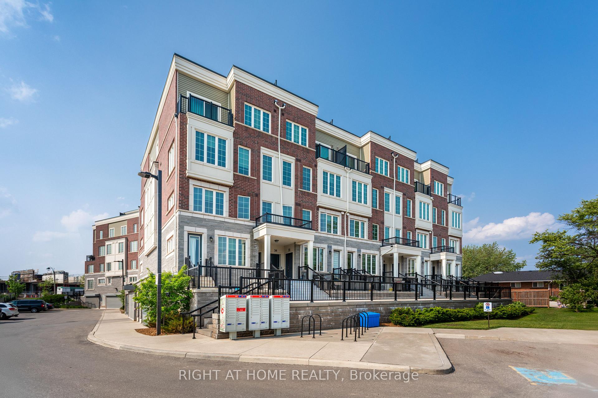 2 Bedrooms Condo at 2199 Lillykin, Oakville For sale