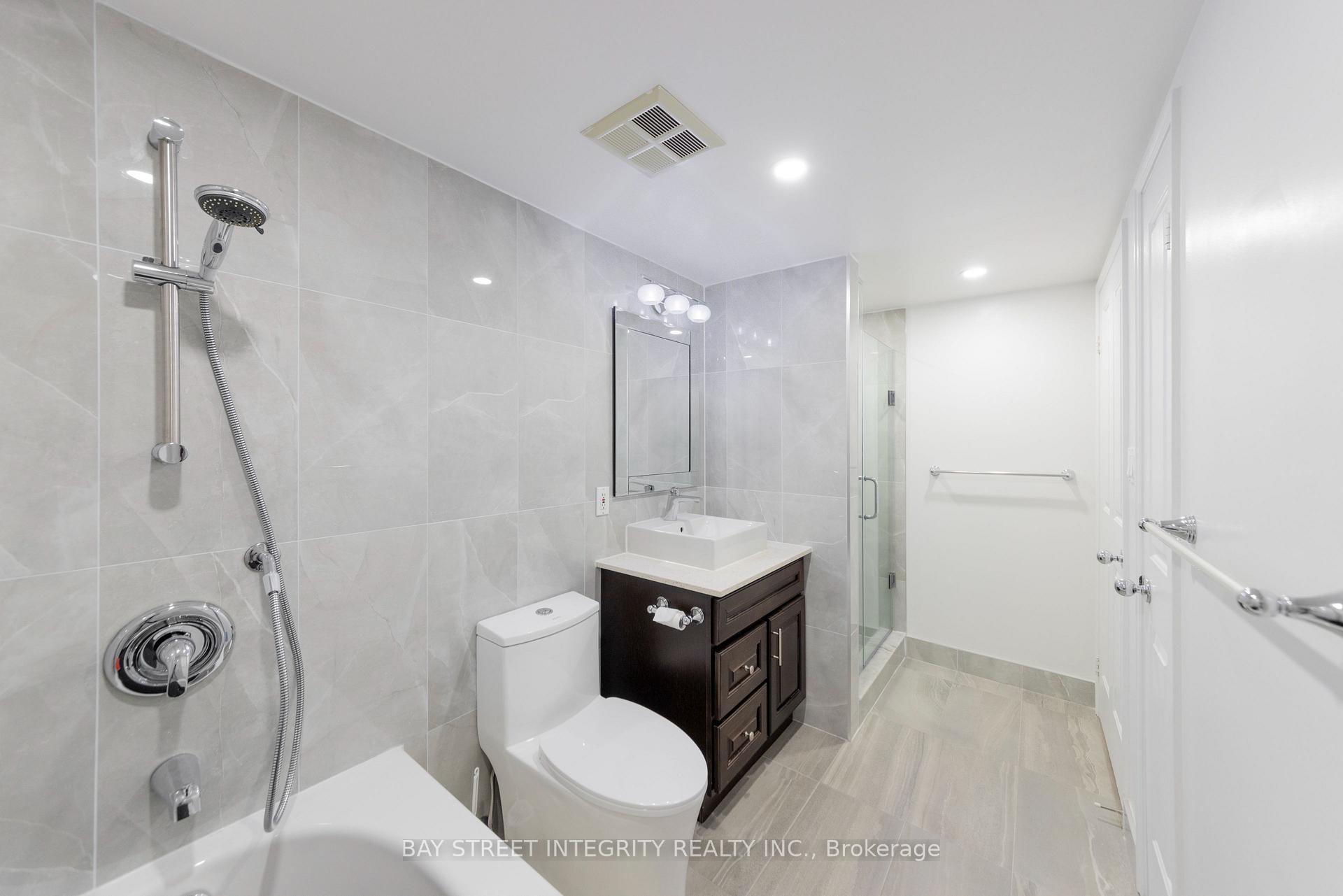 2 Bedrooms Condo at 28 Hollywood, Toronto For sale
