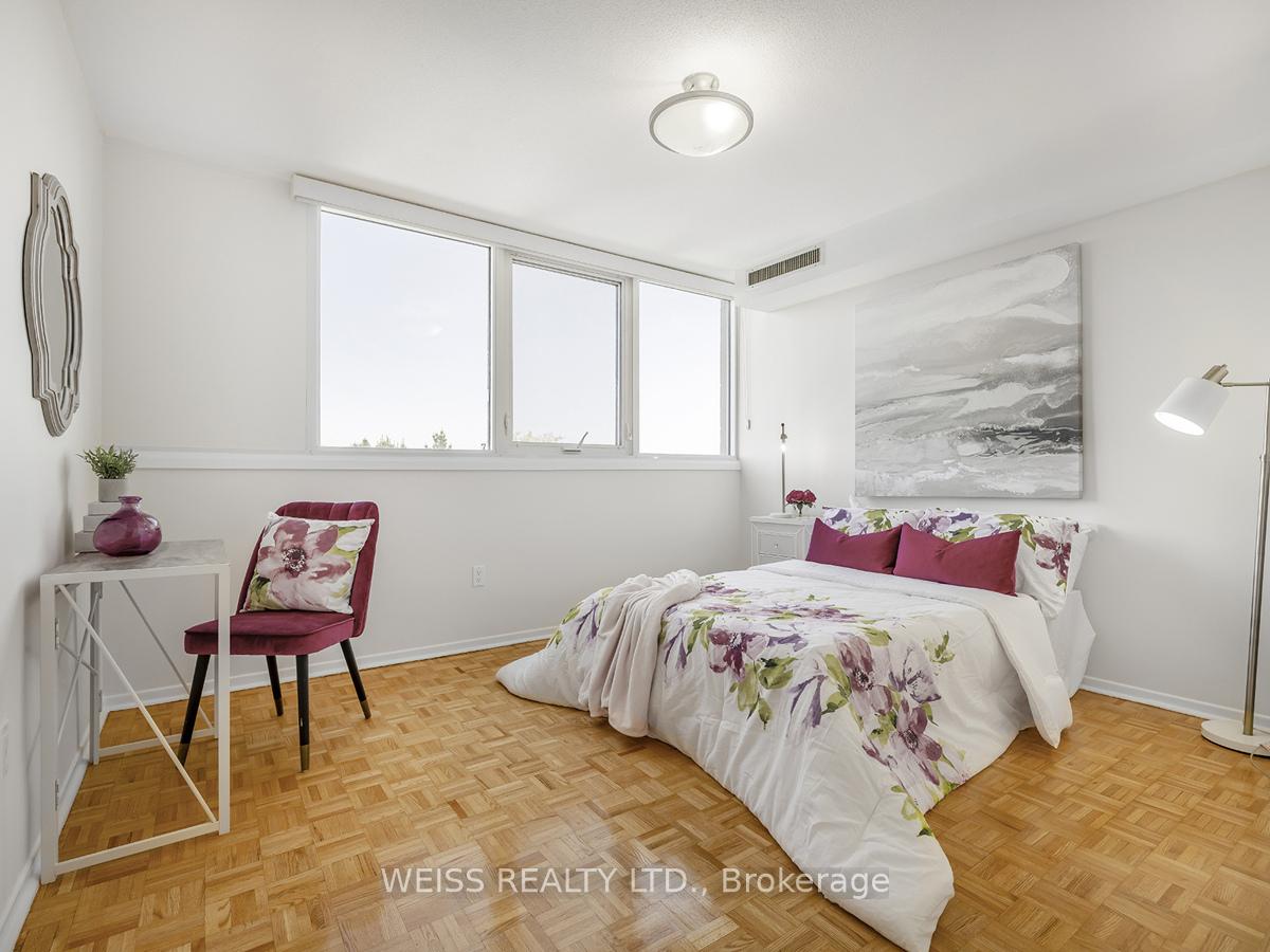 3 Bedrooms Condo at 150 Neptune,  Toronto For sale