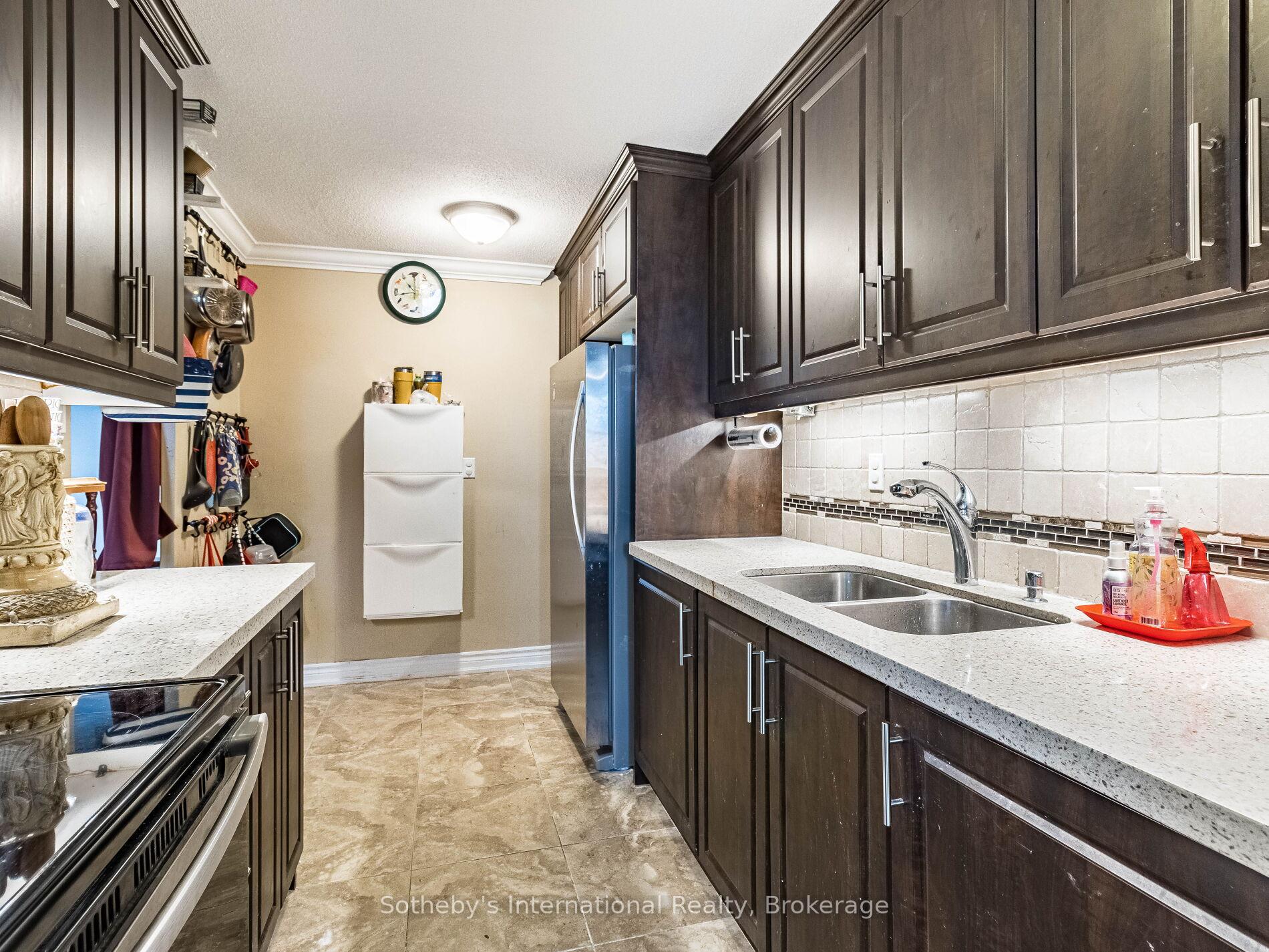 3 Bedrooms Condo at 3120 Kirwin,  Mississauga For sale