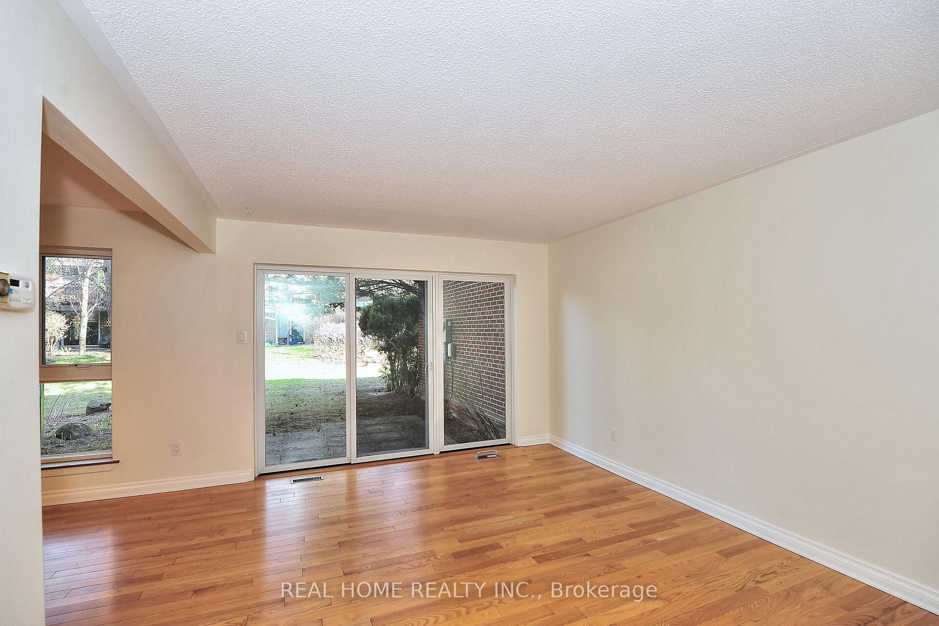 2 Bedrooms Condo at 10 Farina Mill,  Toronto For sale