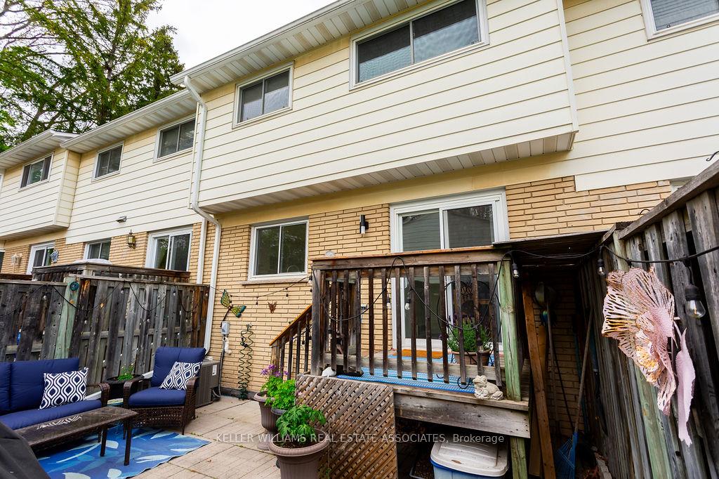 3 Bedrooms Condo at 2216 Upper Middle, Burlington For sale