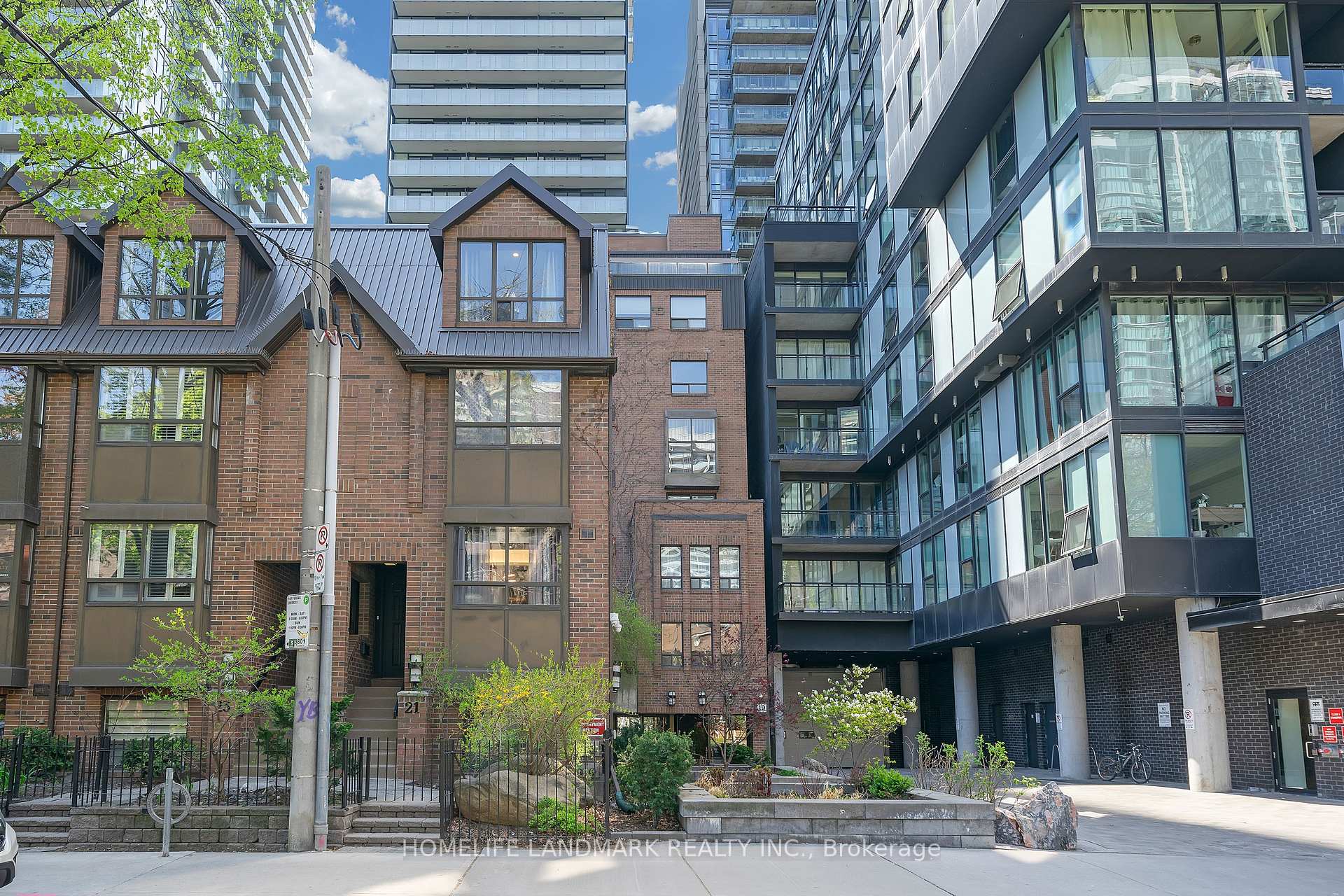 3 Bedrooms Condo at 21 Dundonald, Toronto For sale