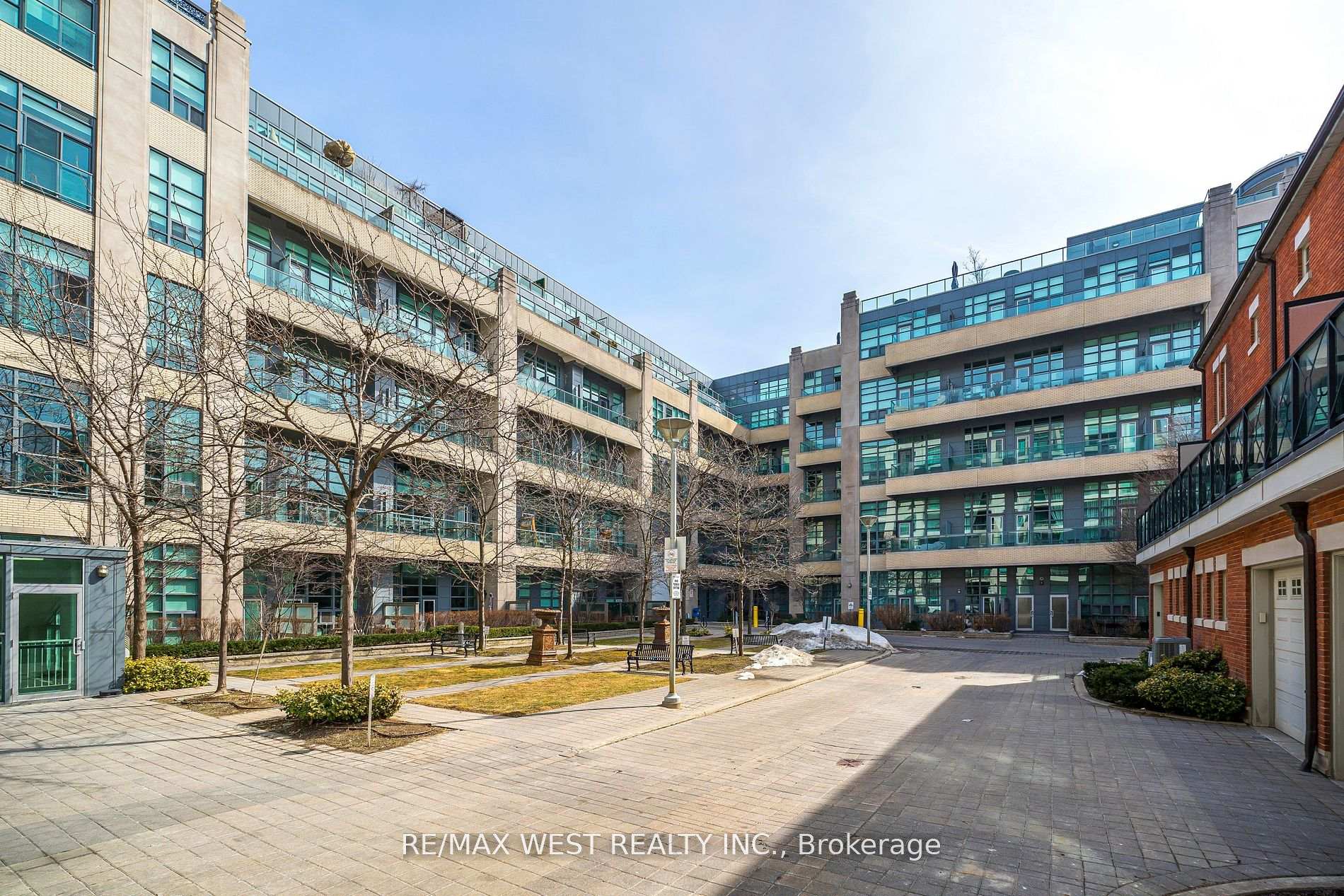 2 Bedrooms Condo at 380 Macpherson, Toronto For sale