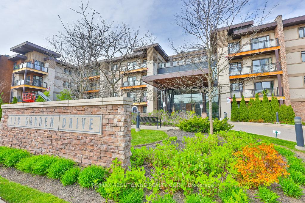 2 Bedrooms Condo at 128 Garden, Oakville For sale