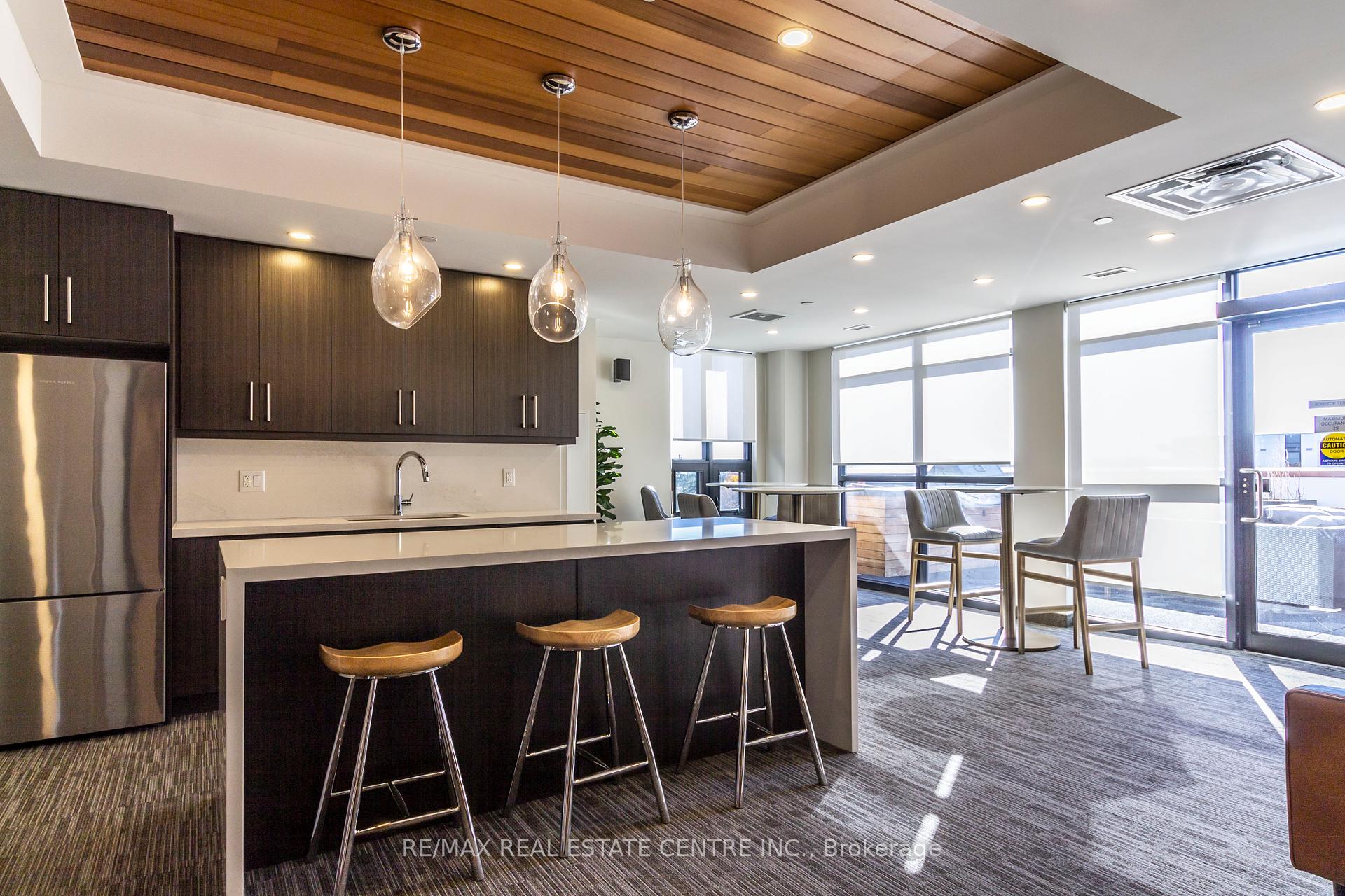 2 Bedrooms Condo at 340 Plains, Burlington For sale