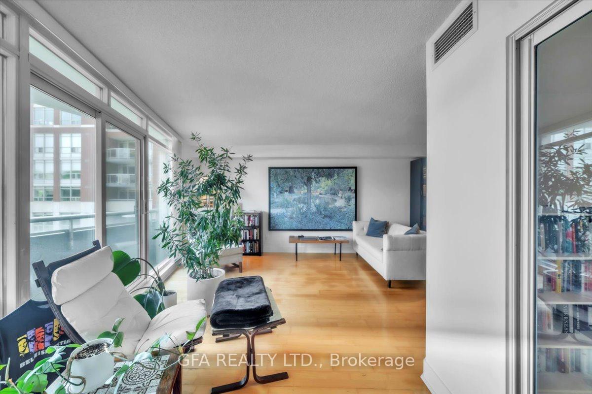 2 Bedrooms Condo at 550 Queens, Toronto For sale