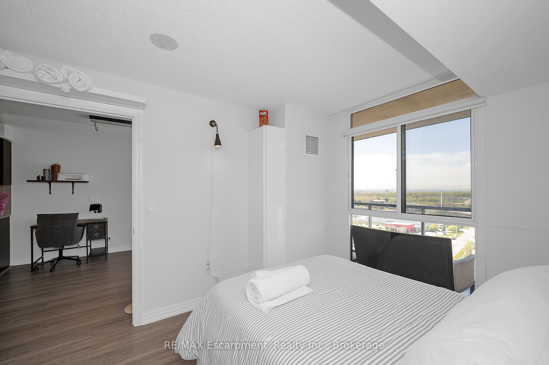 2 Bedrooms Condo at 1940 Ironstone, Burlington For sale
