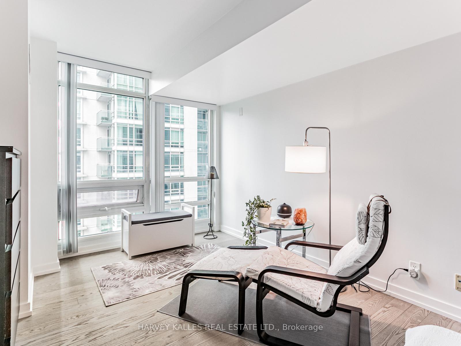 381 Front Street W 1810