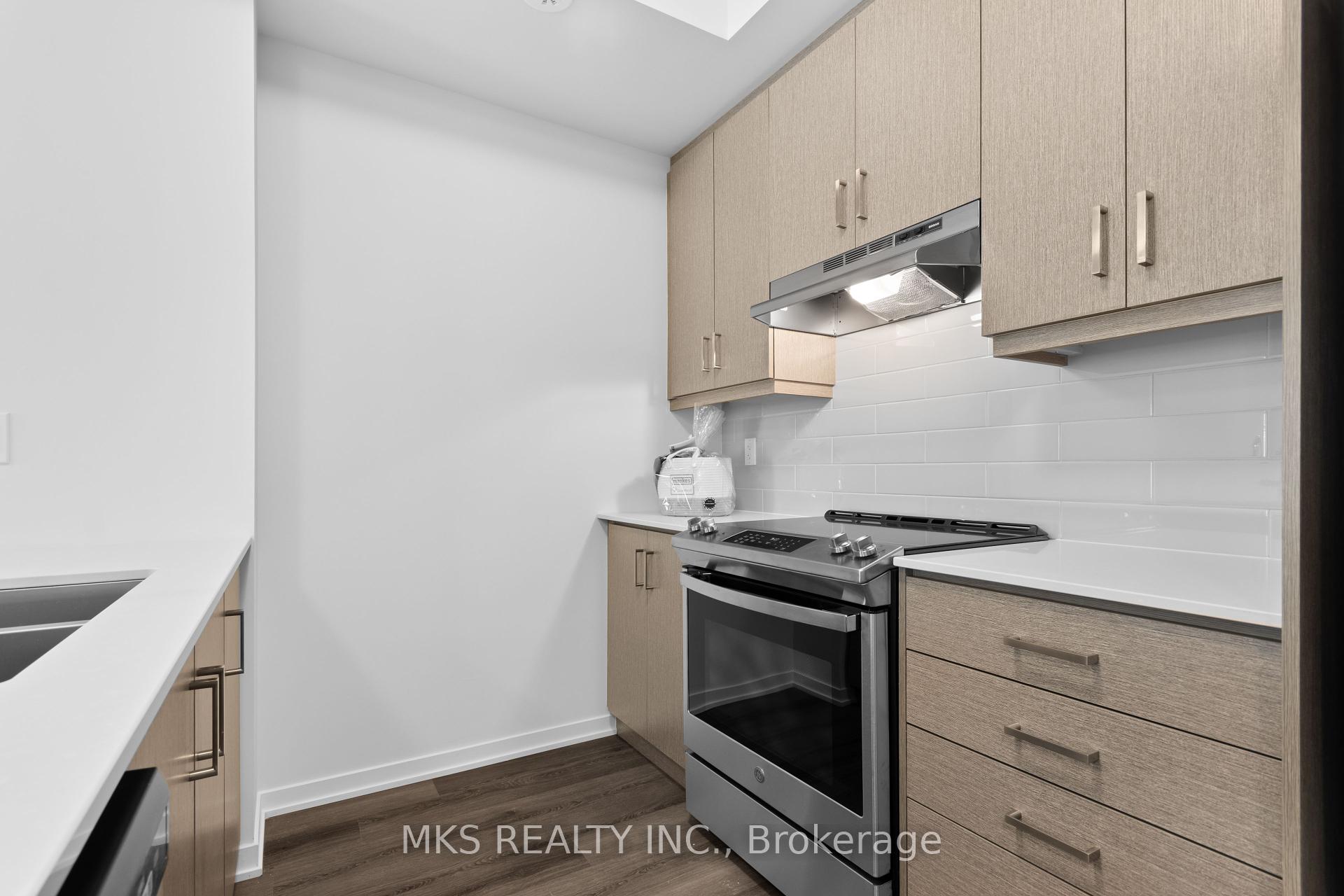 3 Bedrooms Condo at 121 Honeycrisp,  Vaughan For sale