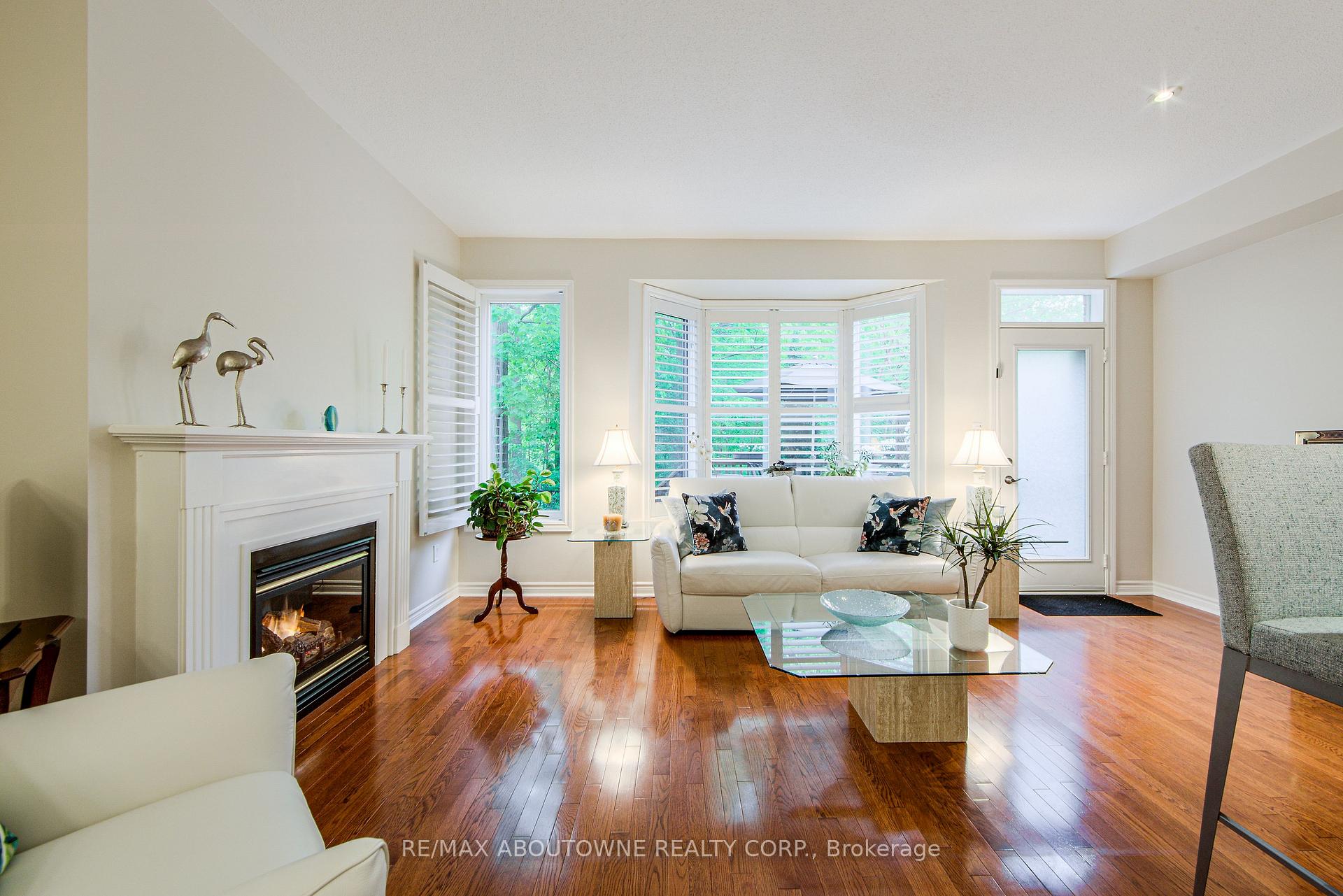 4 Bedrooms Condo at 300 Ravineview, Oakville For sale