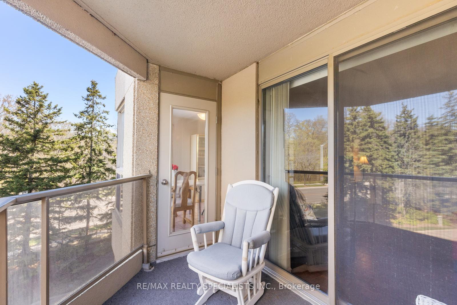 2 Bedrooms Condo at 1800 The Collegeway, Mississauga For sale